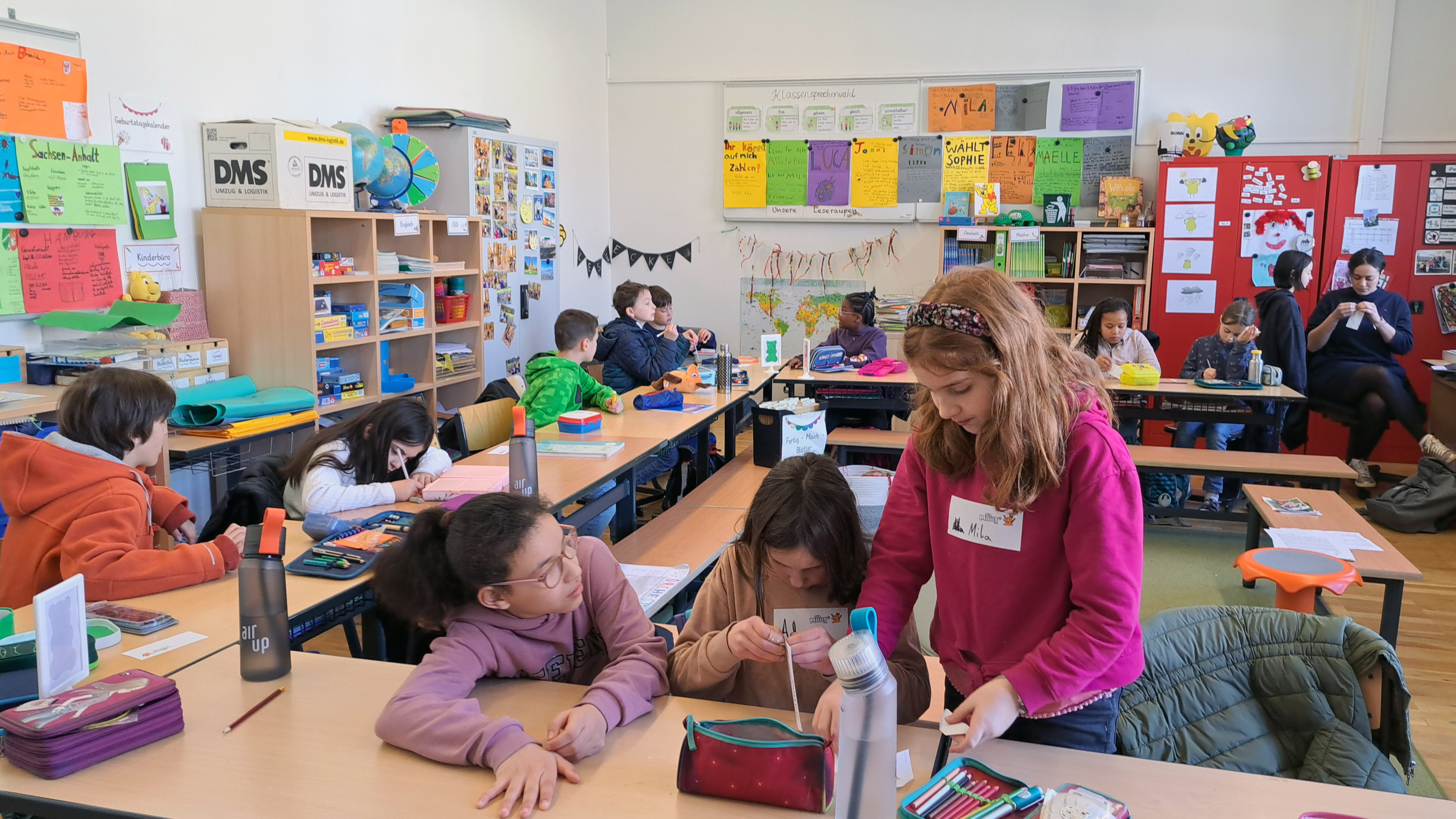 Grundschüler im Klassenzimmer