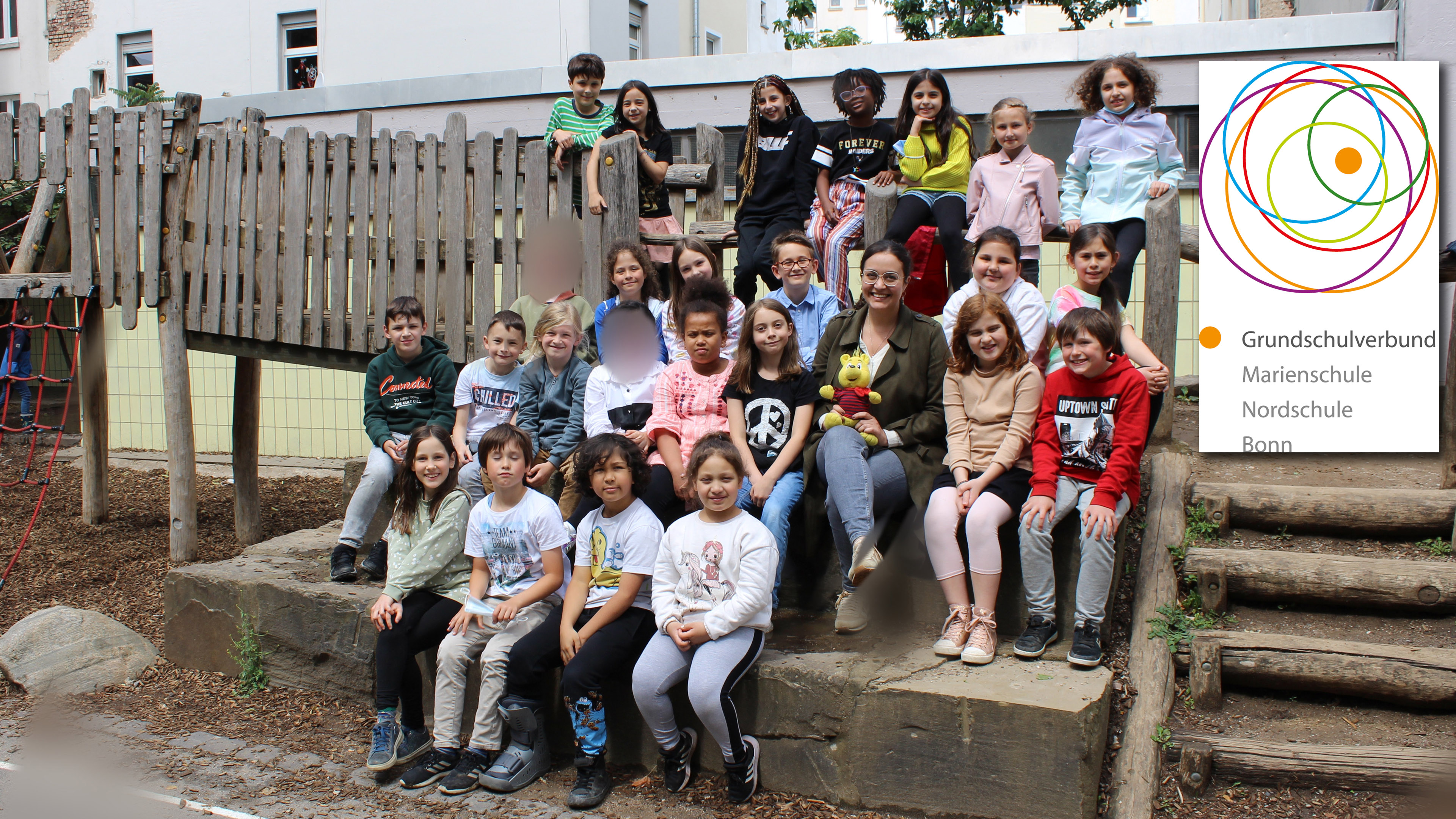 Klassenfoto der 4a auf dem Spielplatz