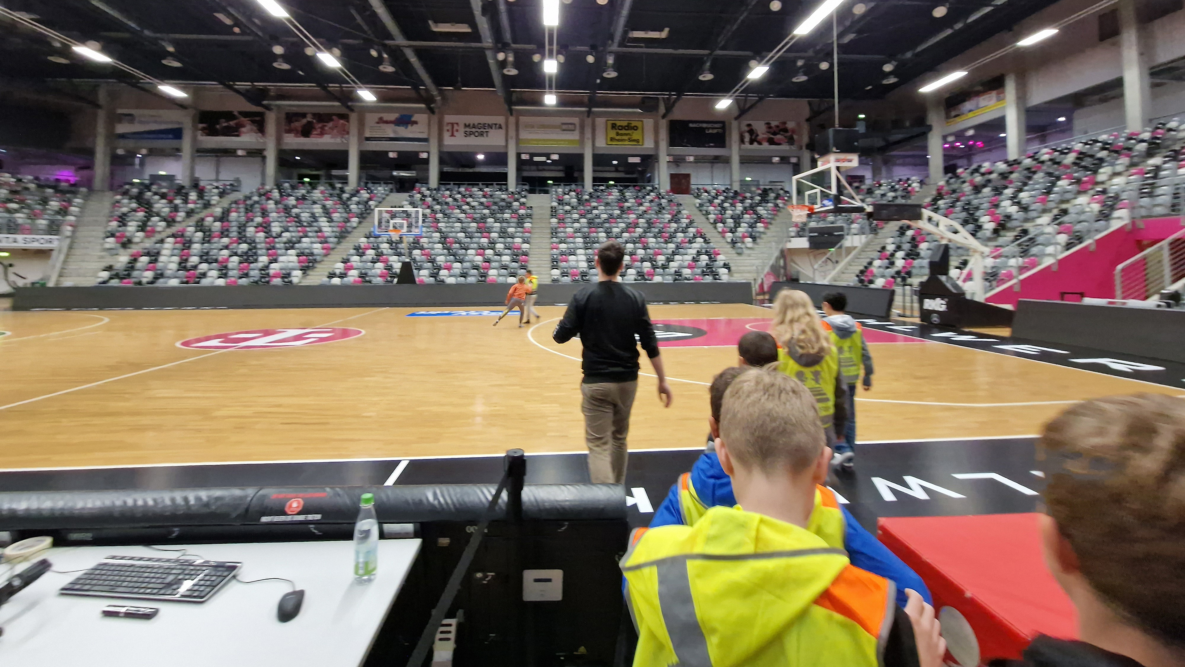 Mausklasse der GGS Finkenhofschule Bonn bei den Telekom Baskets