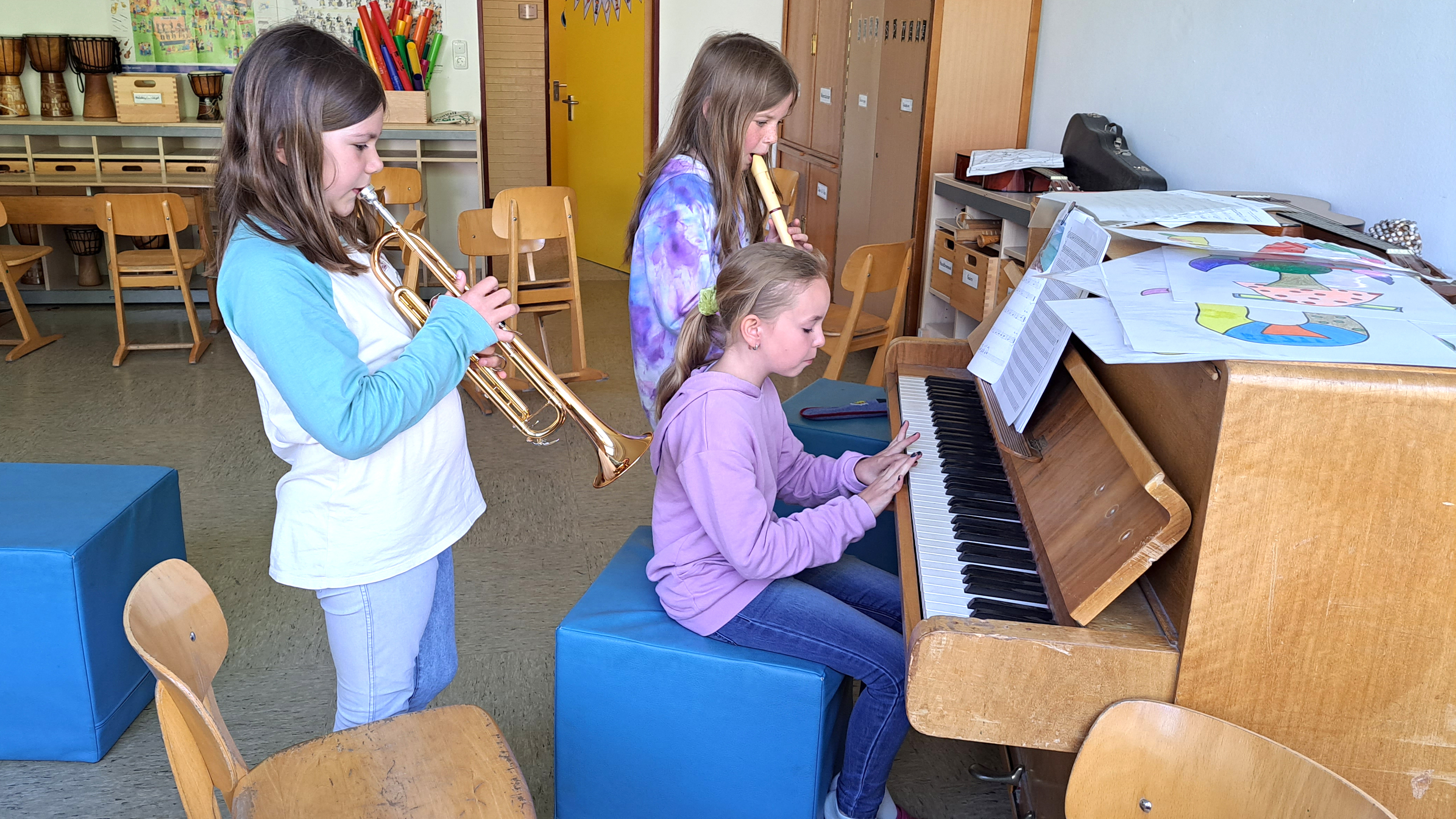 Drei Mädchen der MausKlasse der KGS Dahlem musizieren