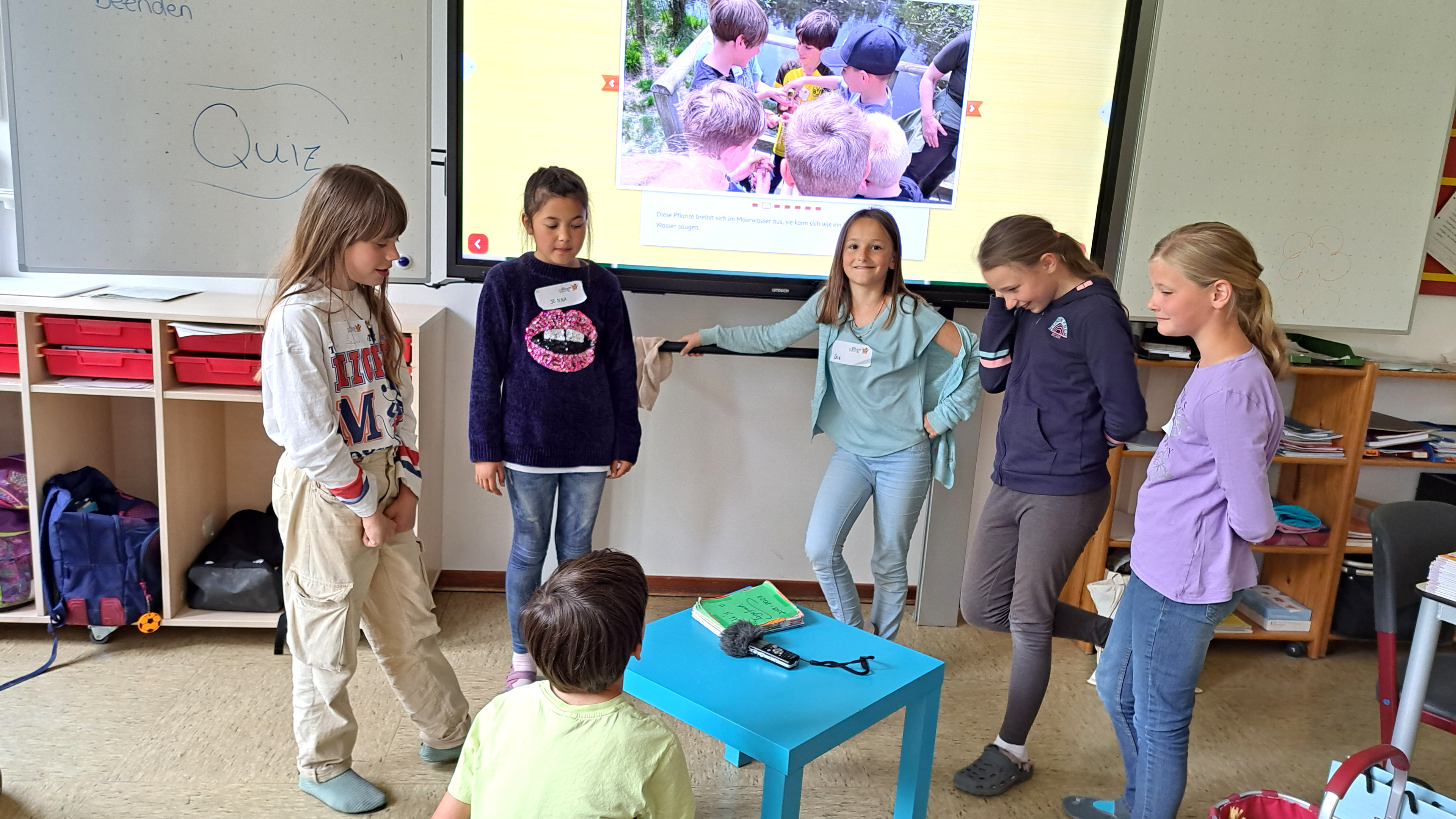 Kinder der MausKlasse aus Dahlem hören gemeinsam ihre Radioaufnahme an