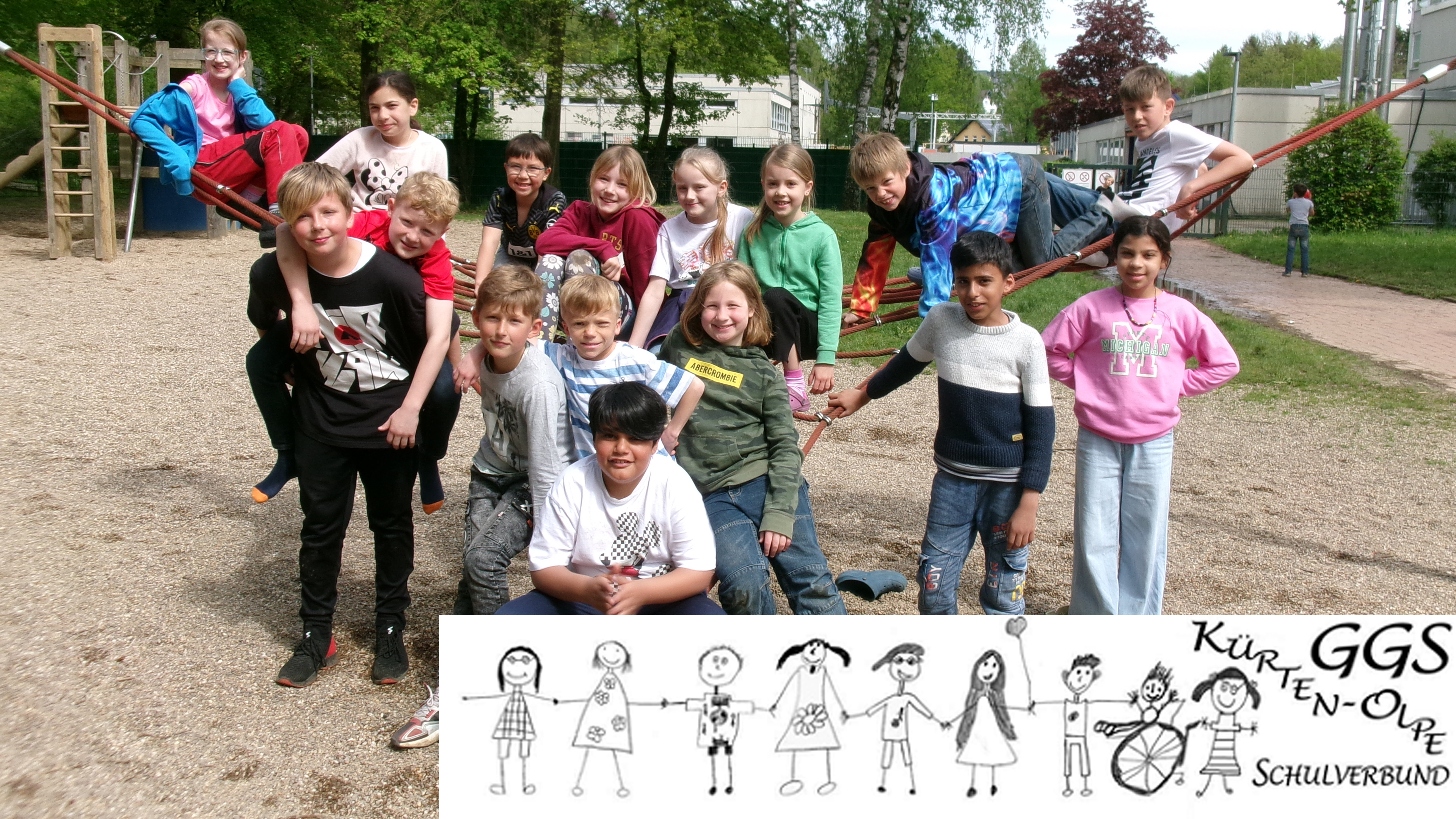 Bildrechte: WDR MausKlasse der GGS Kürten Gruppenbild mit Schullogo