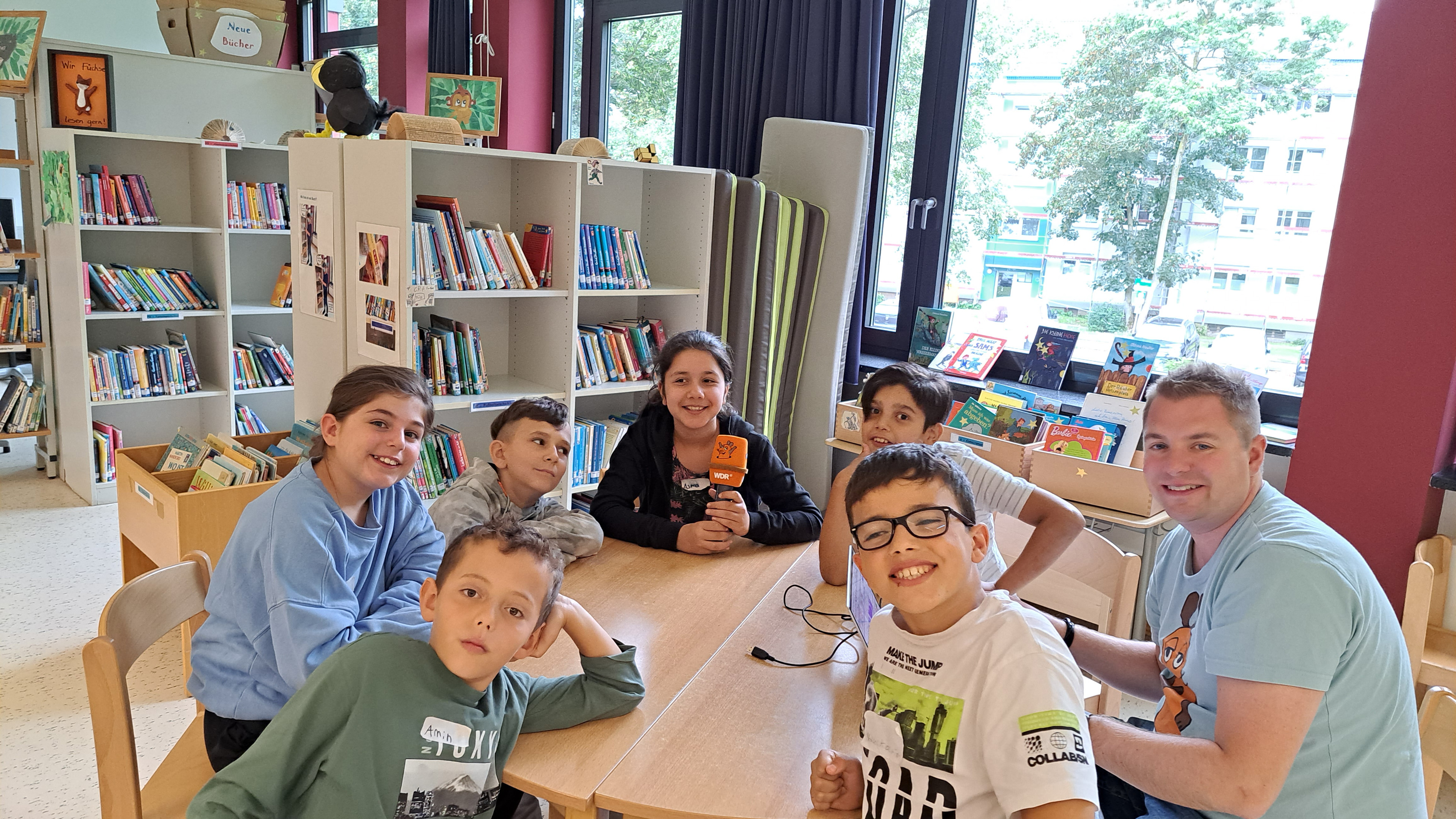 Kinder der Kerschensteiner Grundschule schreiben zusammen mit Mausreporter Jan-Philipp einen MausZoom
