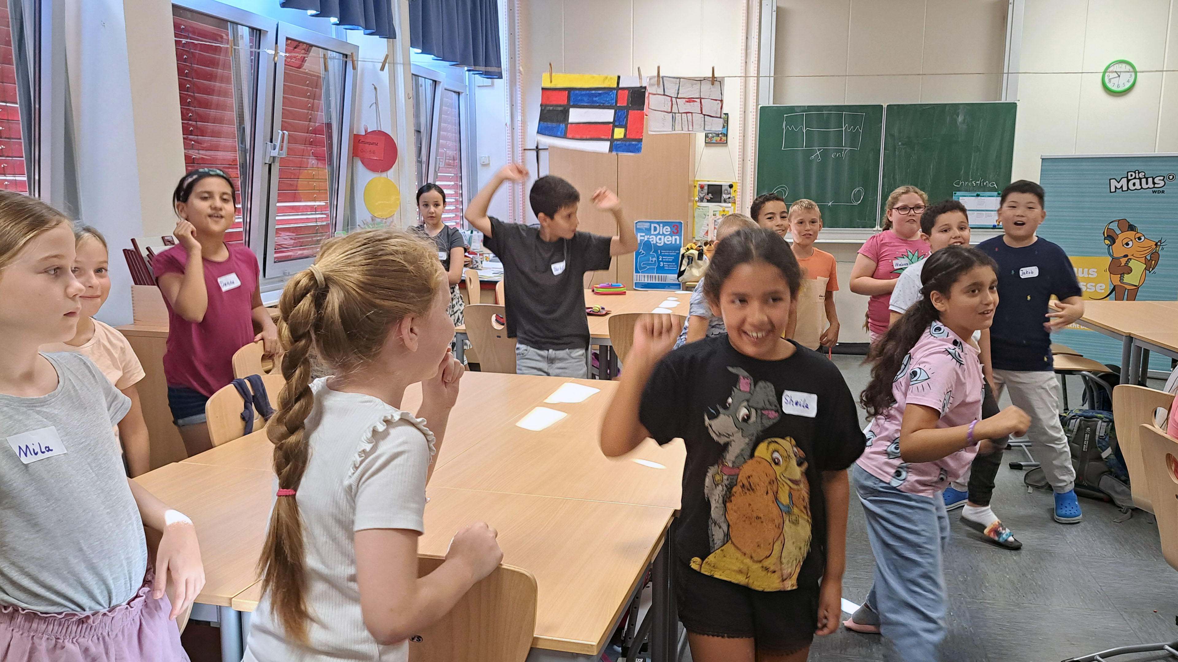 Kinder bewegen sich durchs Klassenzimmer