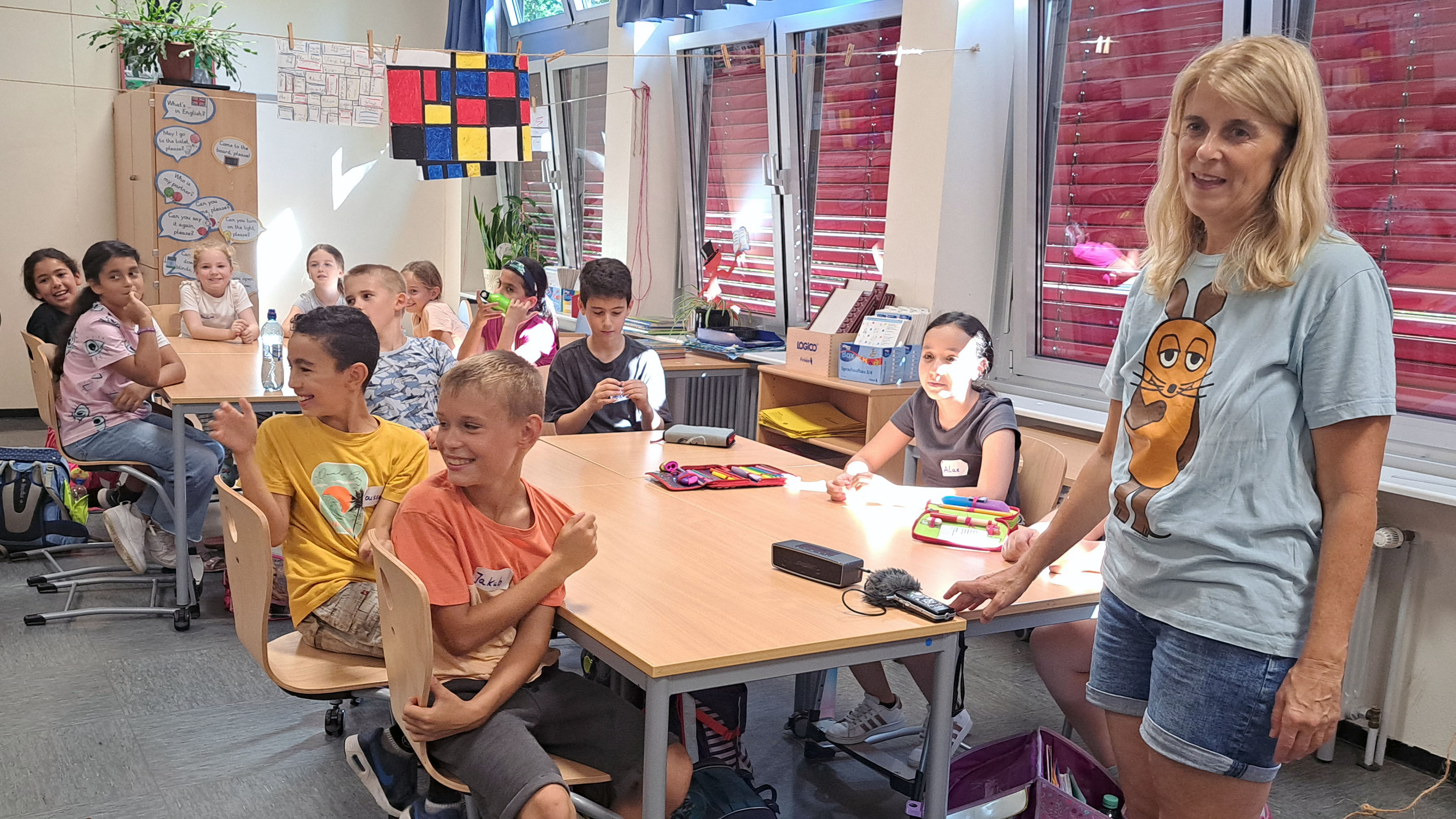 MausReporterin Christina mit Kindern der MausKlasse im Klassenzimmer