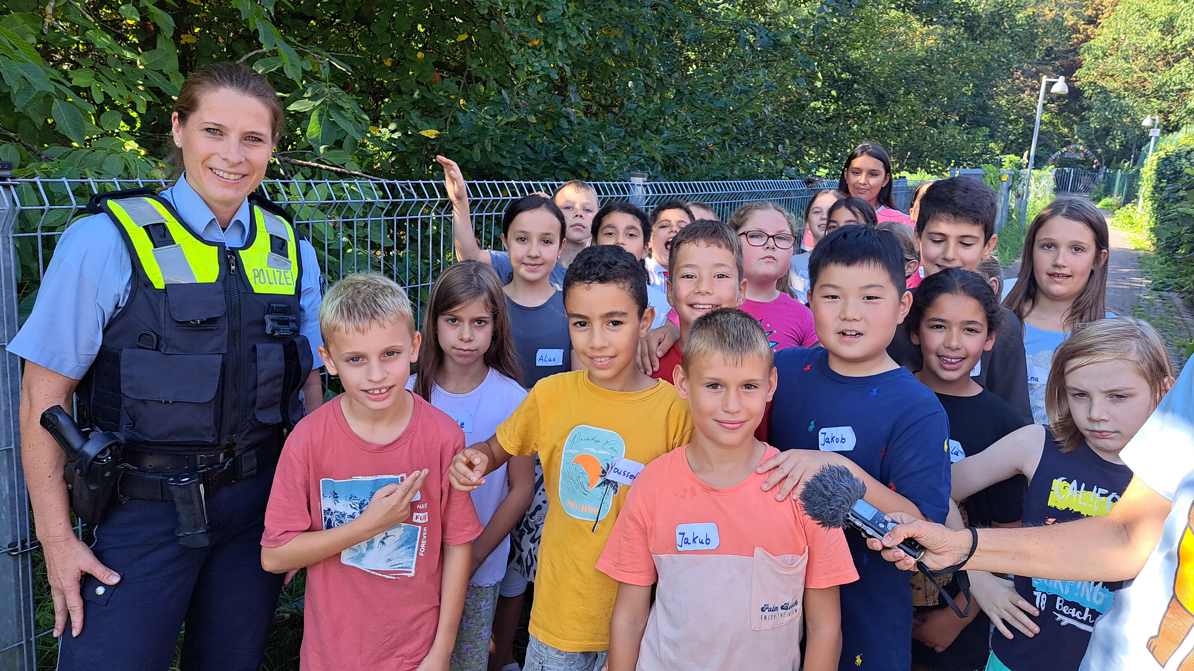 Gruppenfoto MausKlasse aus Mönchengladbach zusammen mit Polizistin Sandra Schmidt