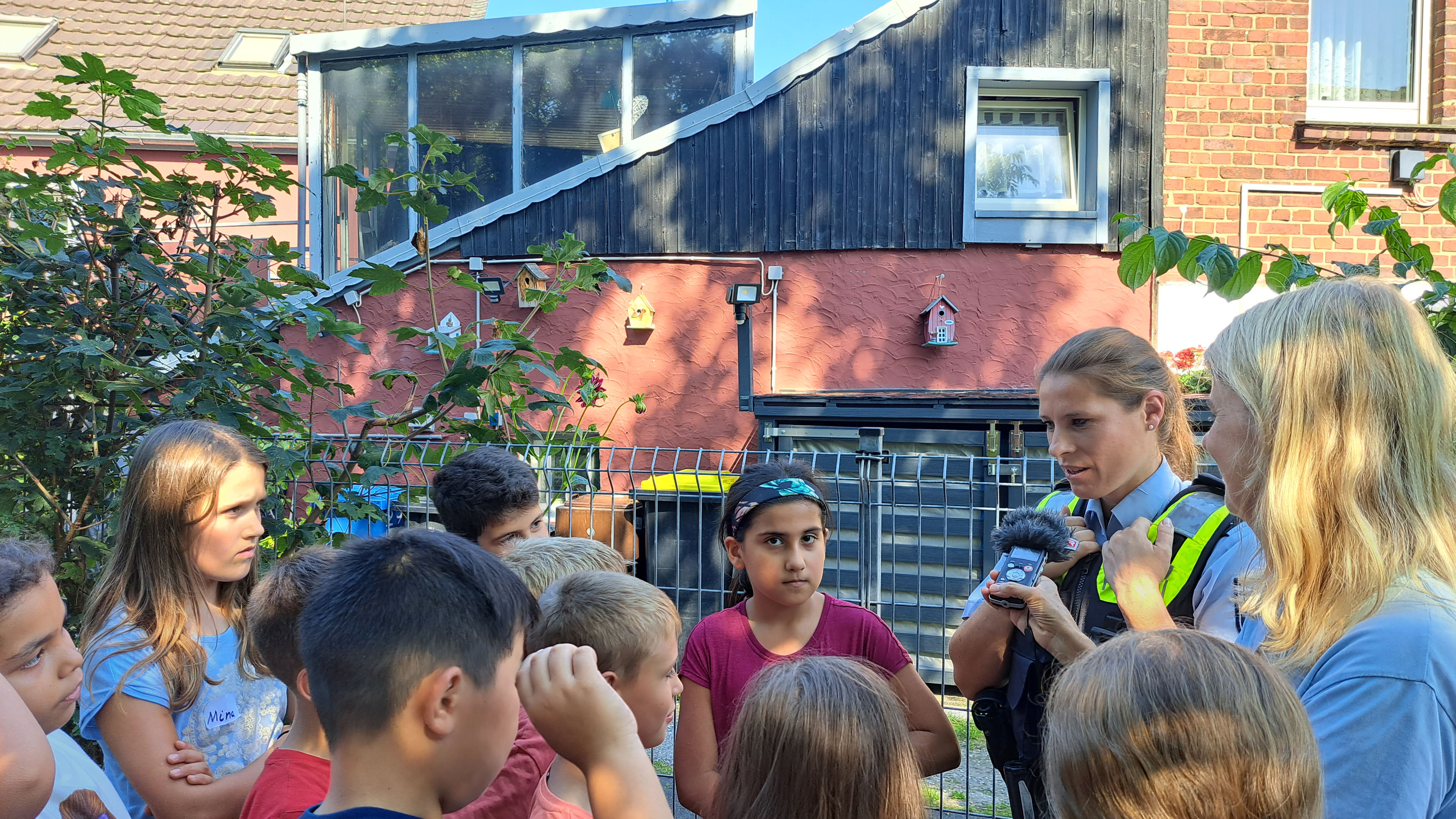 Kinder der MausKlasse mit Mausreporterin Christina und Polizistin Sandra Schmidt im Gespräch