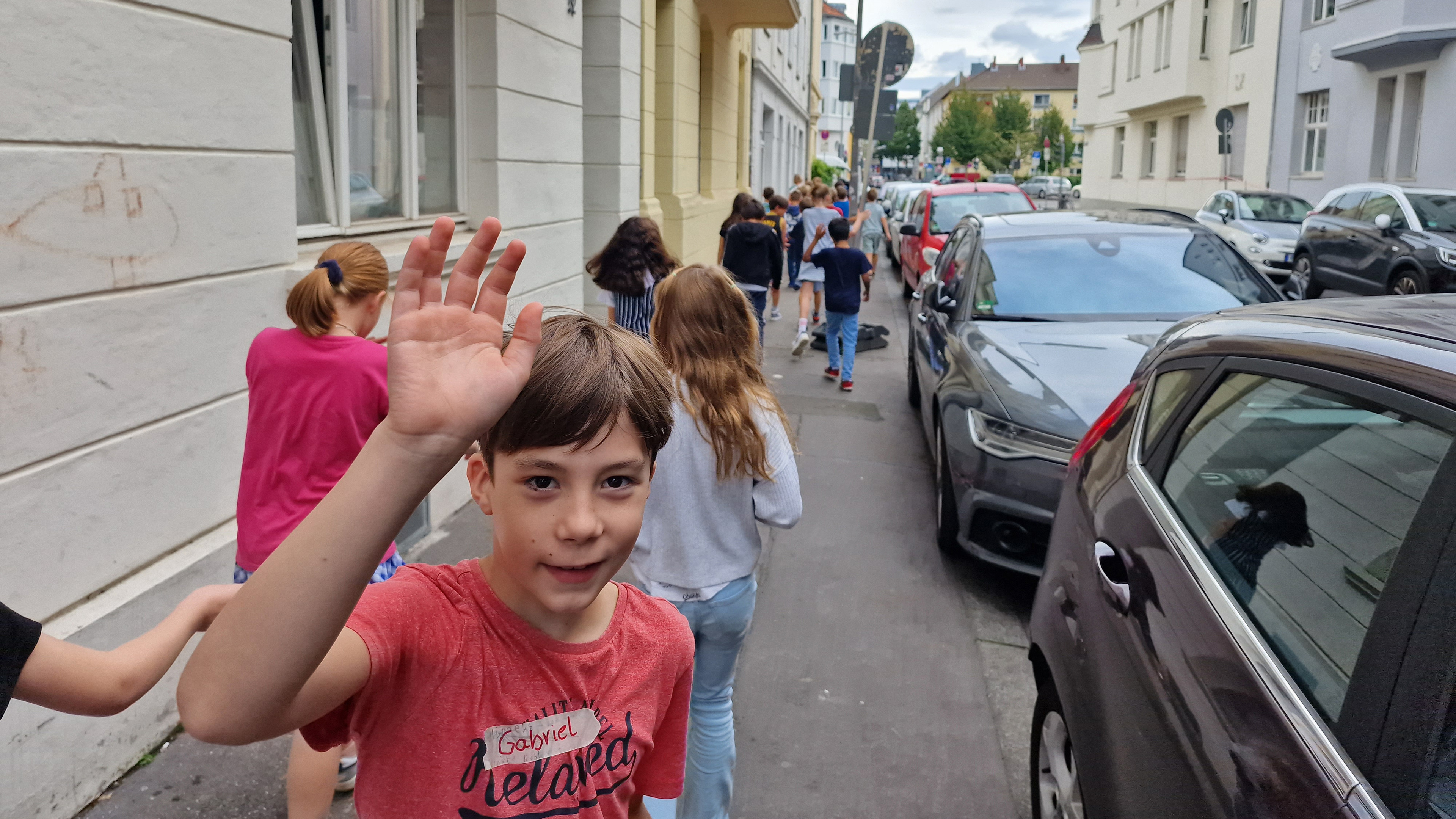 MausKlasse GGS Steinbergerstraße auf dem Wochenmarkt in Köln Nippes 