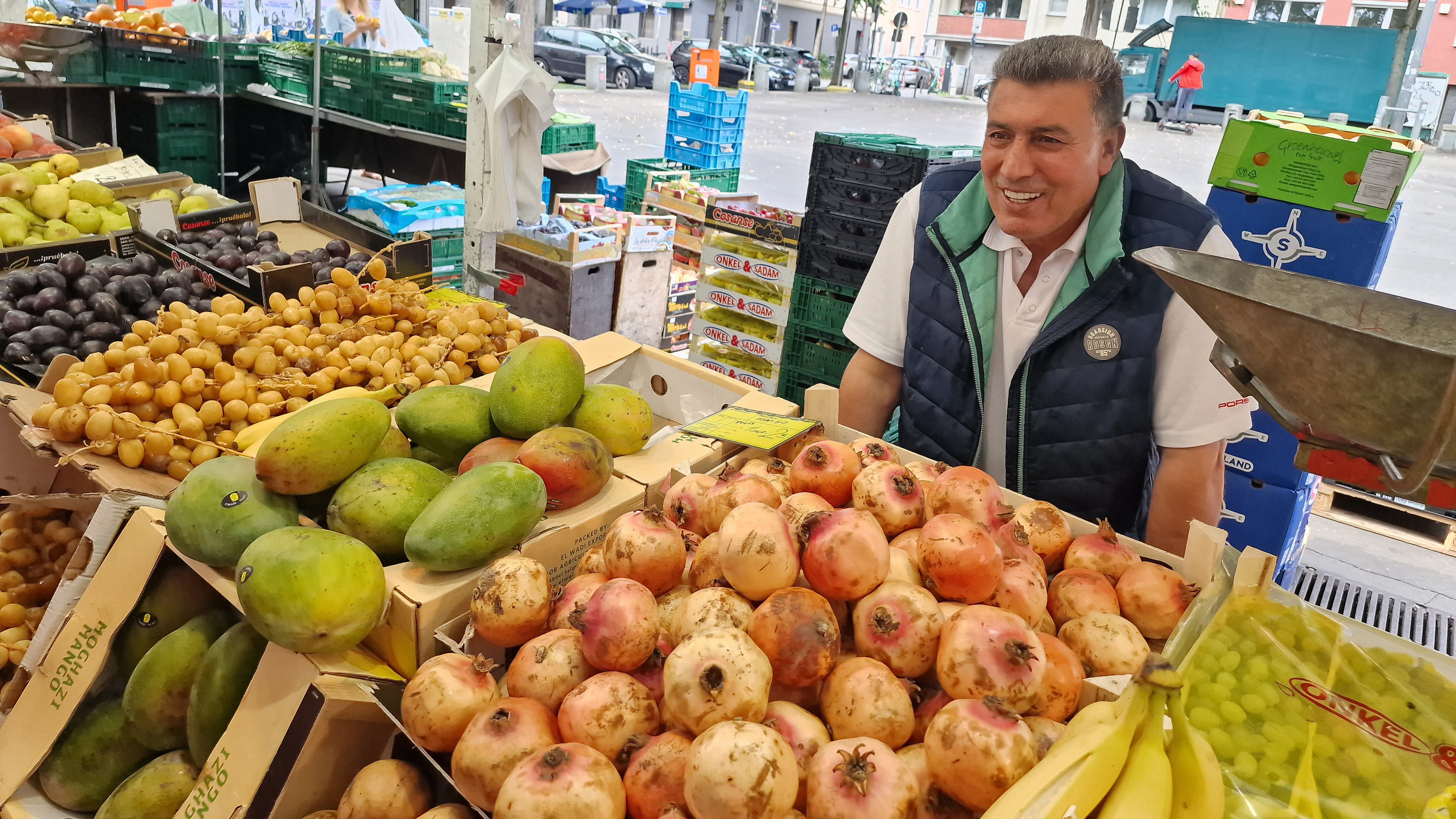 MausKlasse GGS Steinbergerstraße auf dem Wochenmarkt in Köln Nippes 