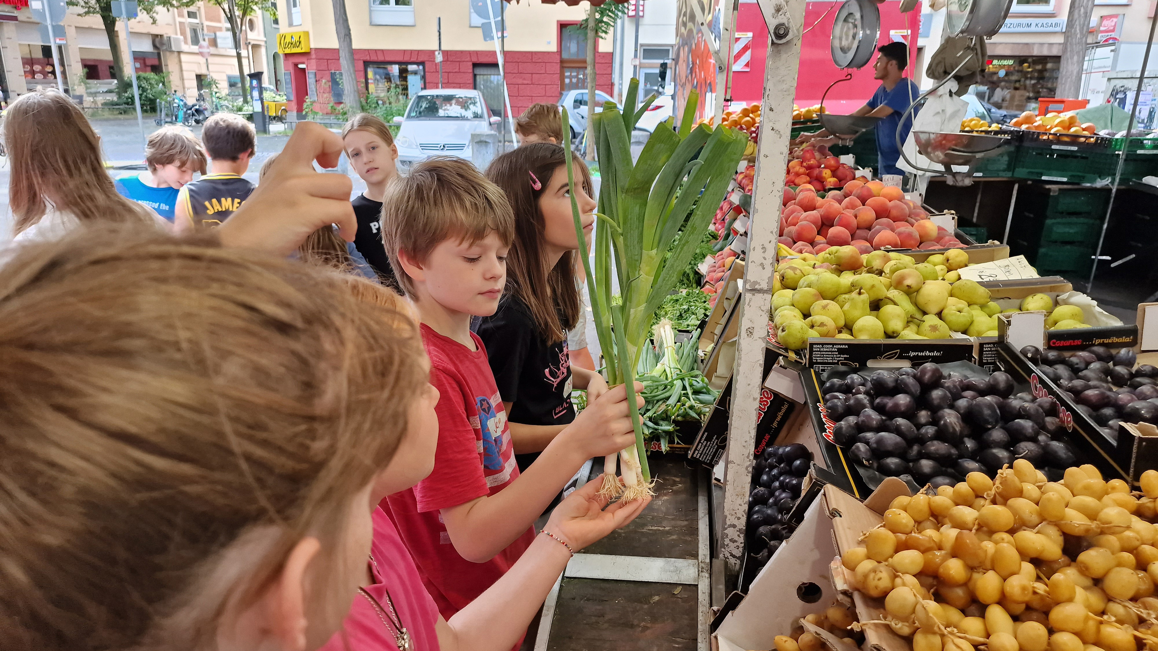 MausKlasse GGS Steinbergerstraße auf dem Wochenmarkt in Köln Nippes 