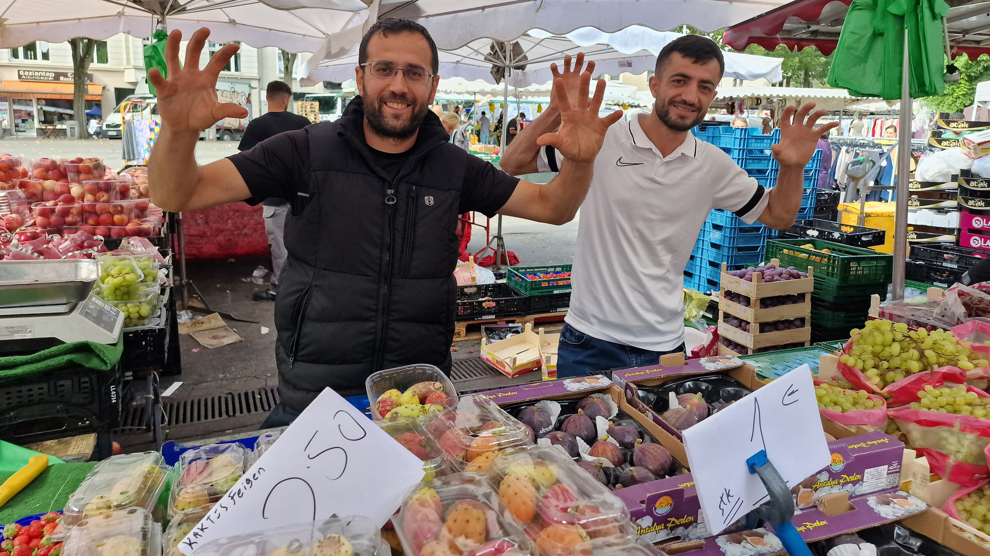 MausKlasse GGS Steinbergerstraße auf dem Wochenmarkt in Köln Nippes 