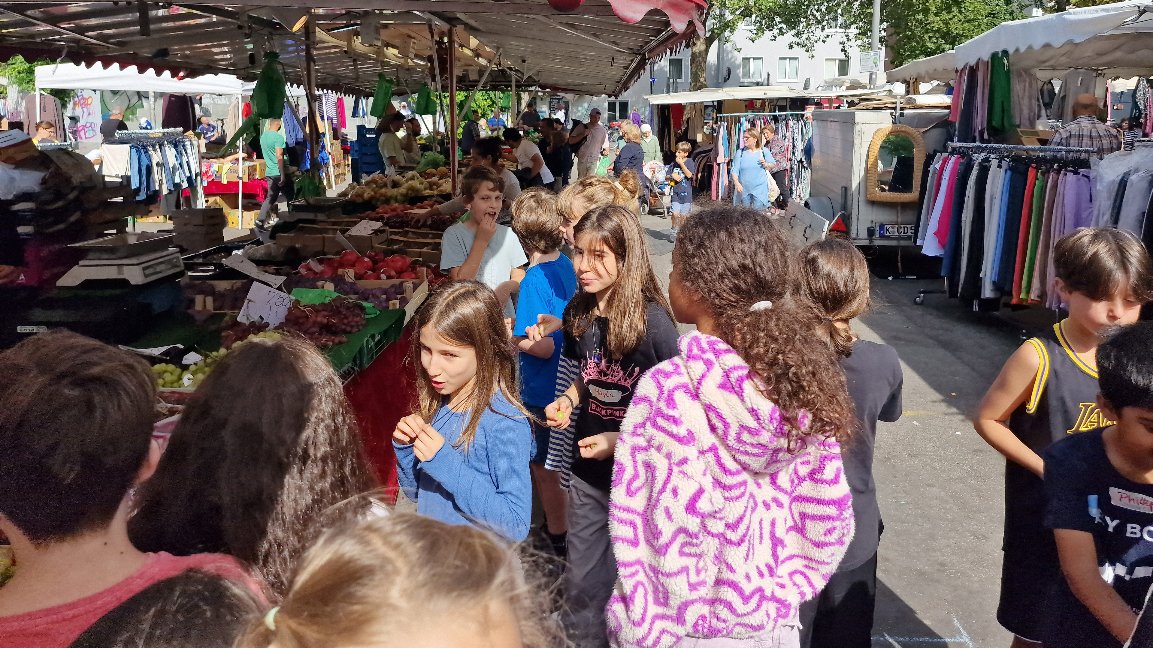 MausKlasse GGS Steinbergerstraße auf dem Wochenmarkt in Köln Nippes 