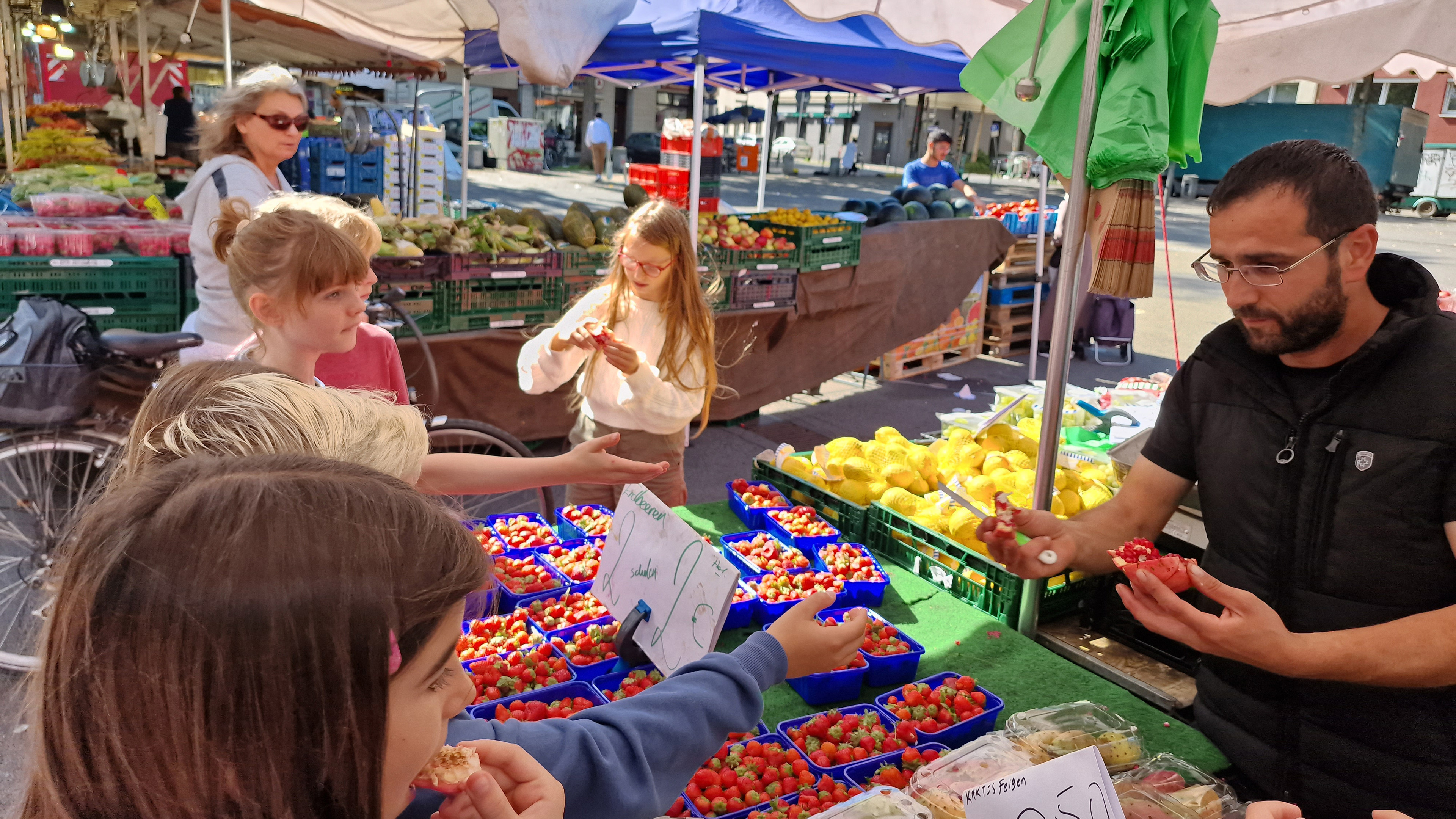 MausKlasse GGS Steinbergerstraße auf dem Wochenmarkt in Köln Nippes 