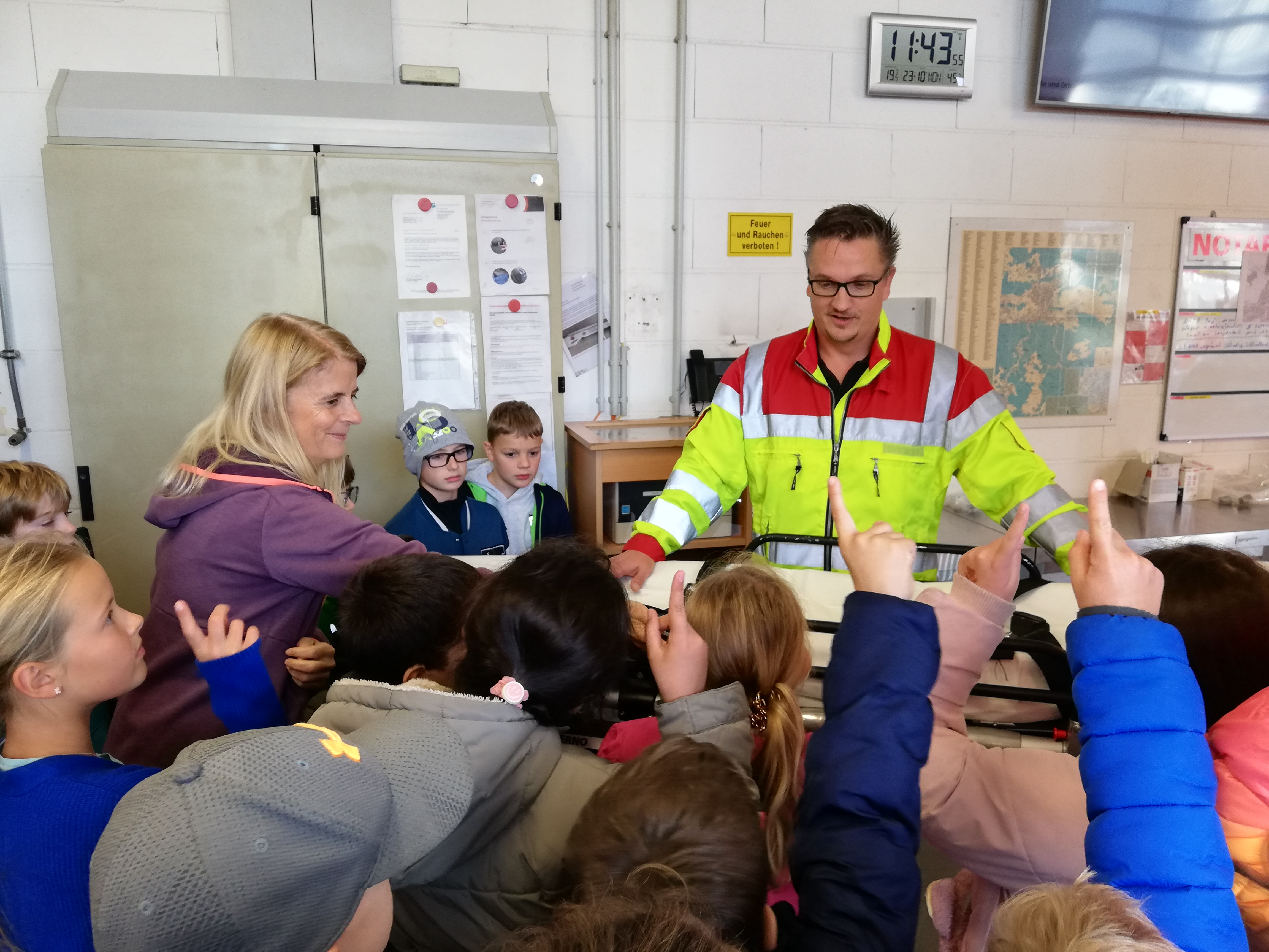 Ein Rettungssanitäter wird von Kindern befragt.