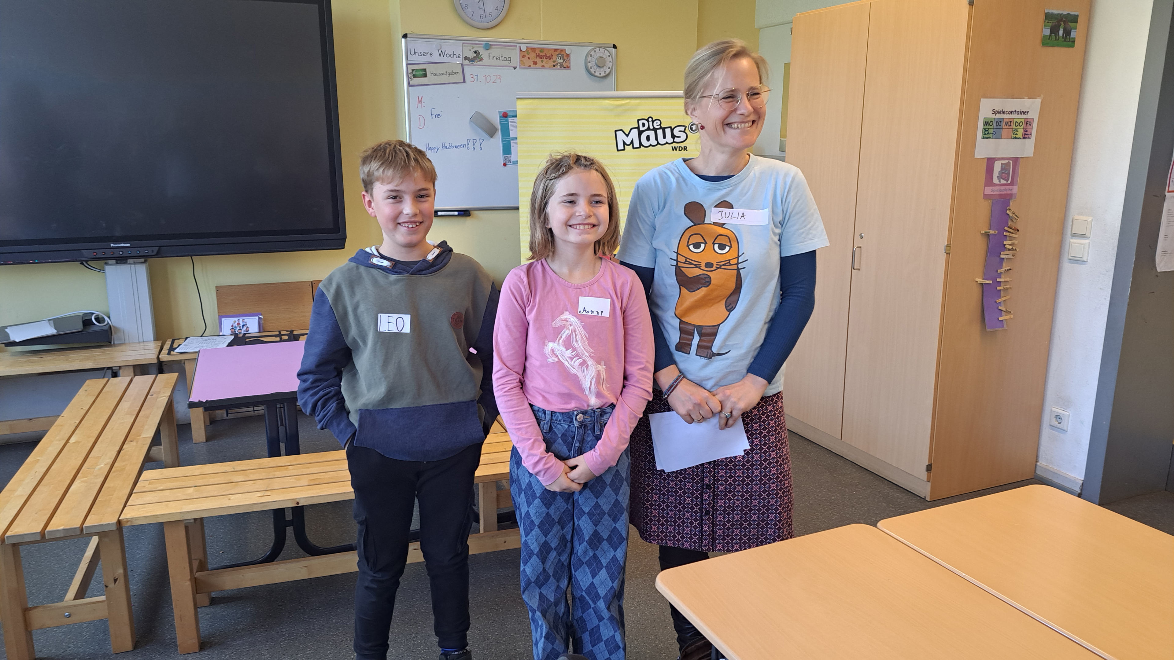 MausZoomerin Julia mit zwei Kindern im Klassenzimmer der KGS Barbaraschule in Brühl 