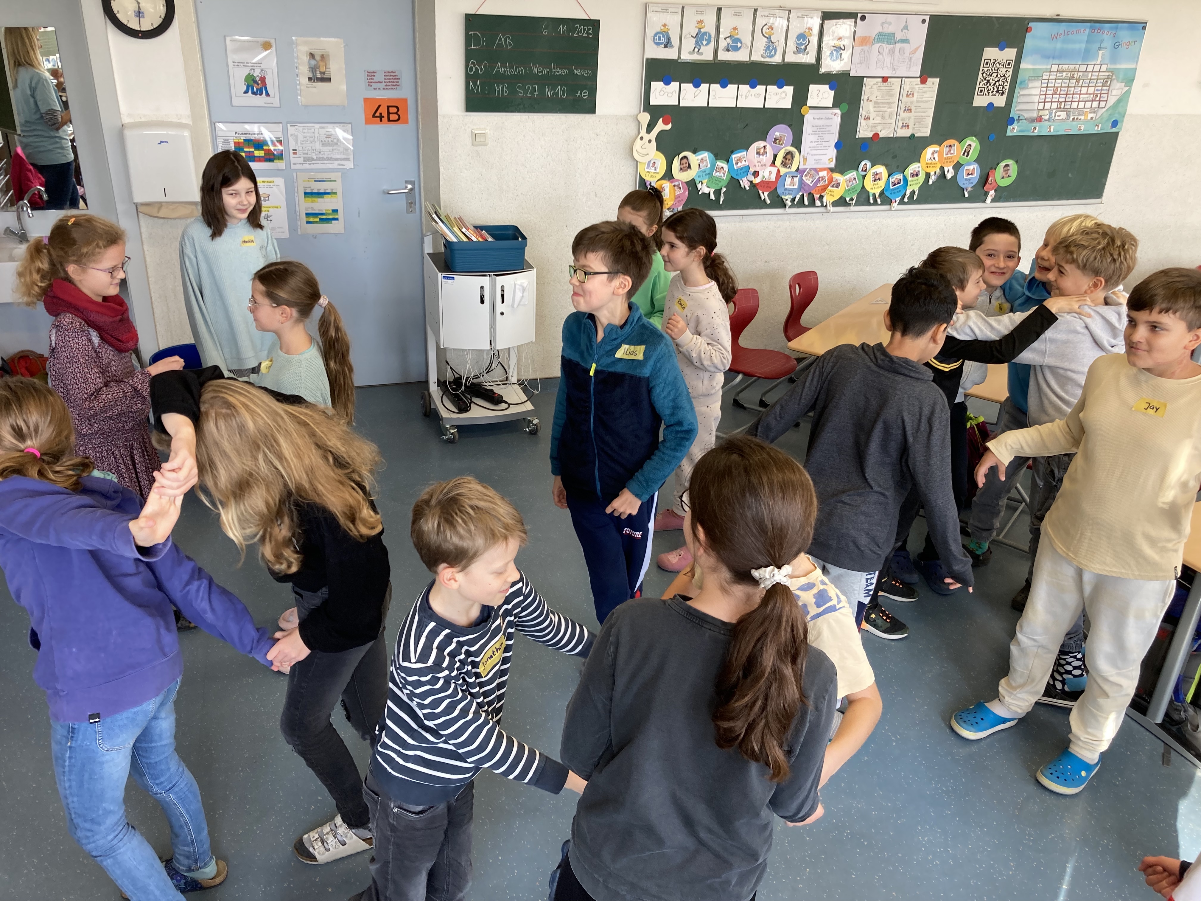 Kinder rennen durcheinander im Klassenraum