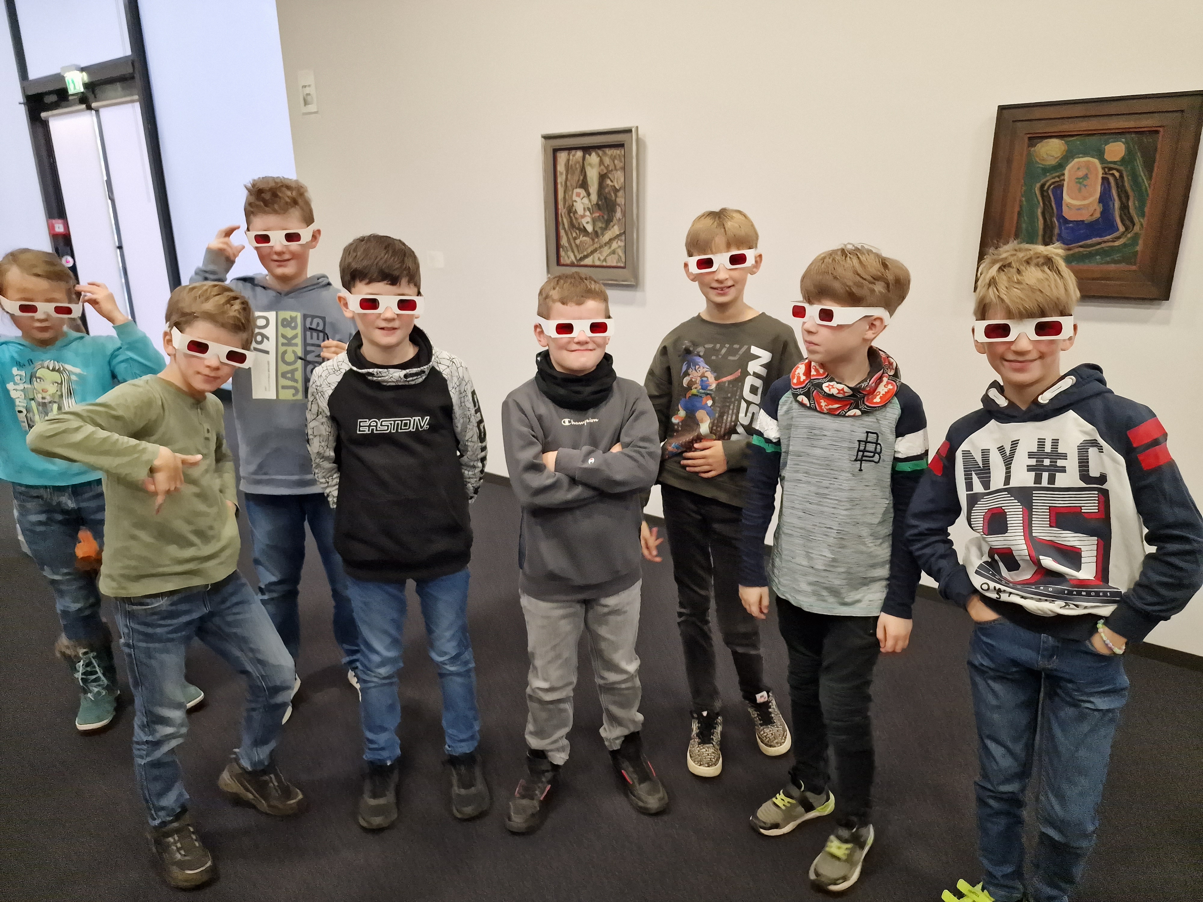 Eine Gruppe von Jungen trägt Brillen mit roten Gläsern
