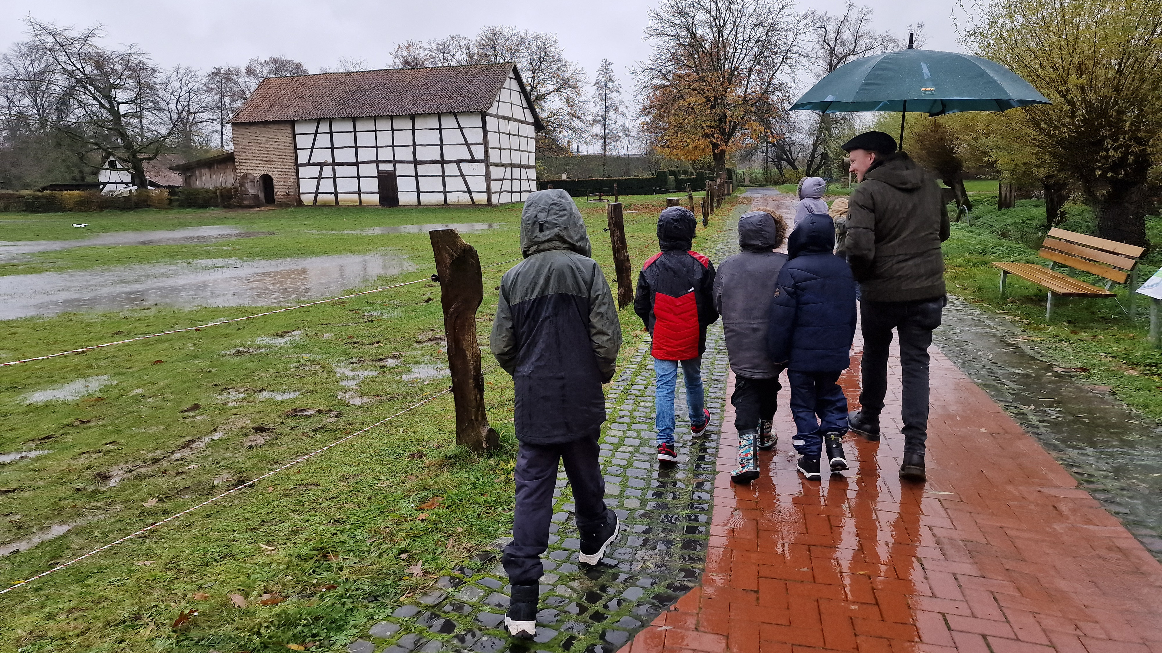 MausKlasse der GGS Grefrath auf Reportage-Besuch im Niederheinischen Freilichtmuseum