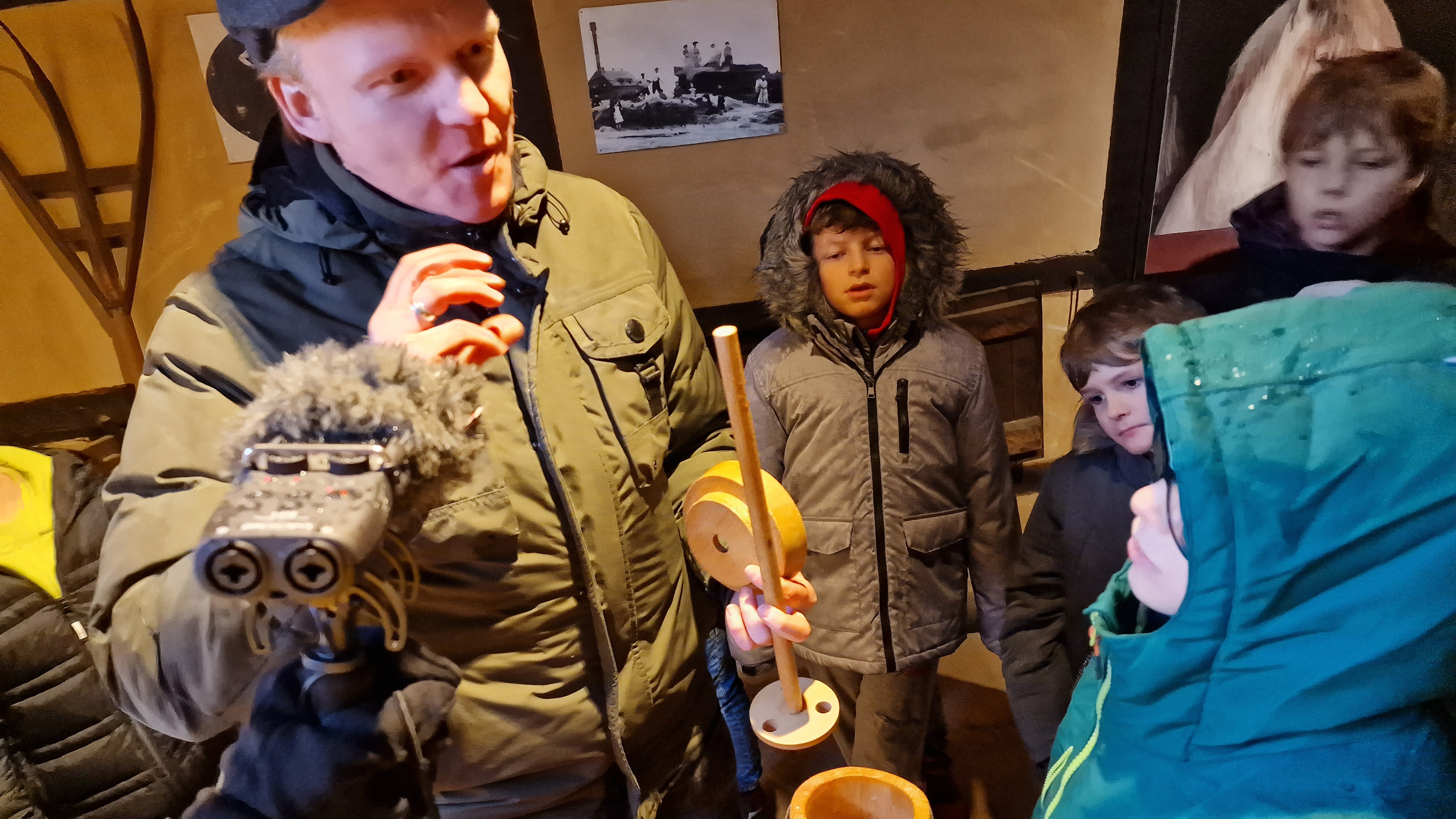 Museumspädagoge Kevin mit der MausKlasse der GGS Grefrath auf Reportage-Besuch im Niederheinischen Freilichtmuseum