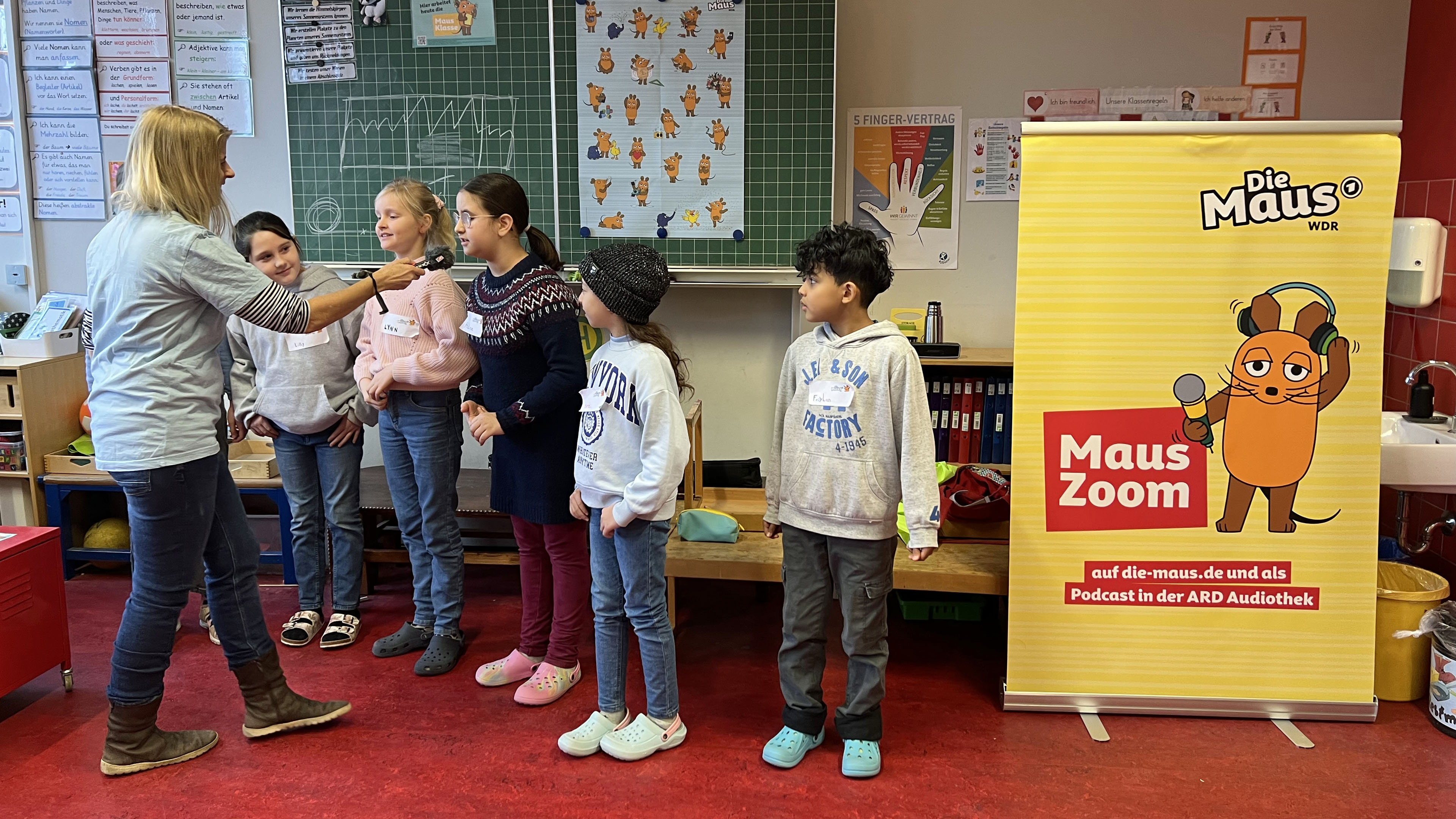 Kinder sprechen in ein Mikrofon