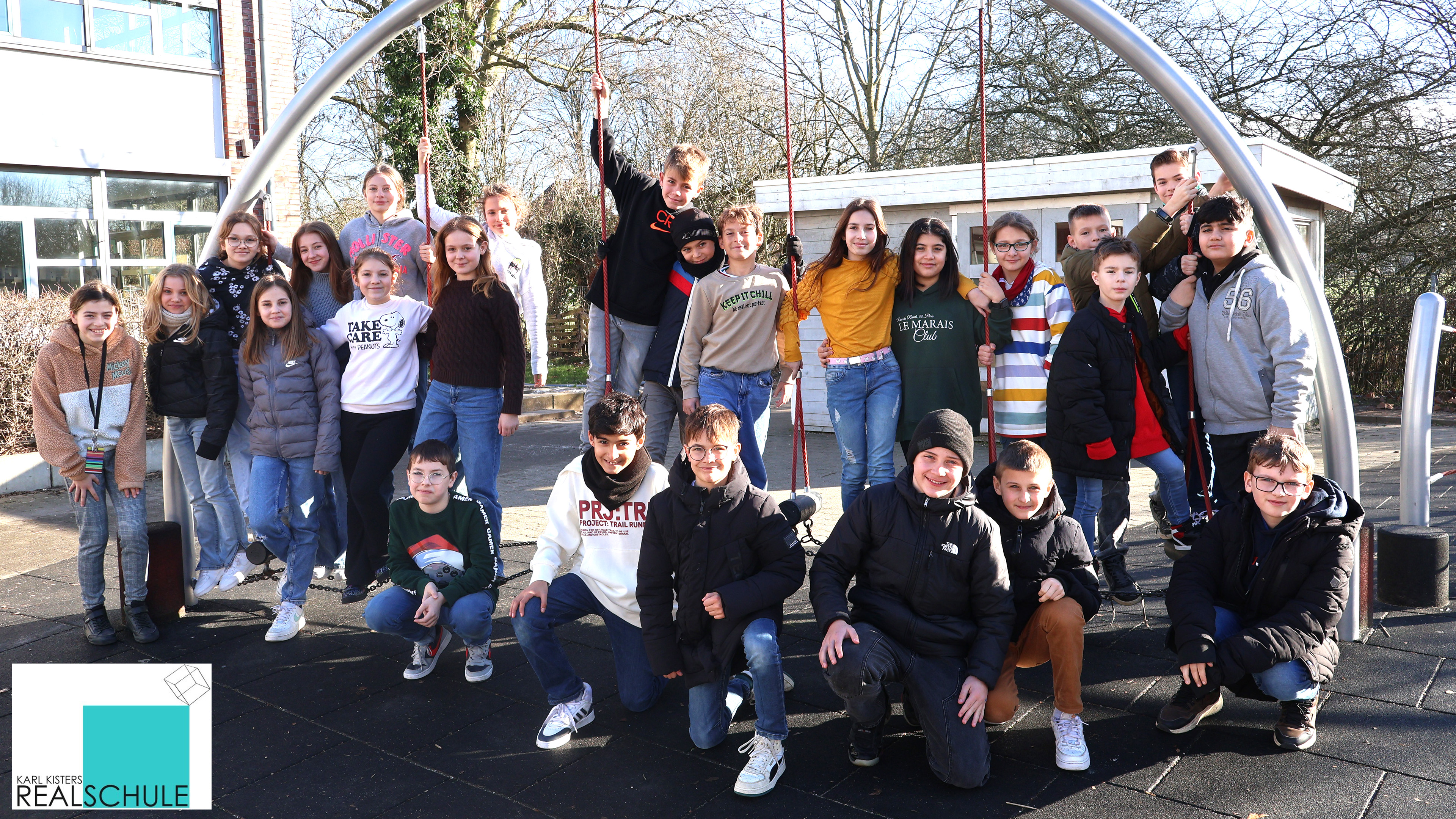 Gruppenfoto der Radiomacher aus der Karl Kisters Realschule in Kleve auf ihrem Schulhof