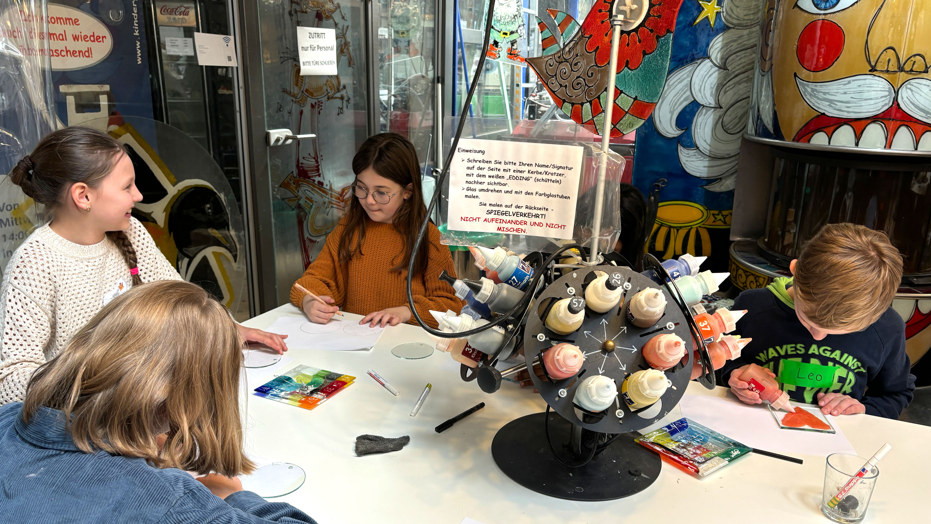 Kinder der MausKlasse aus Tönisvorst zu Besuch in der Glaskreativwerkstatt