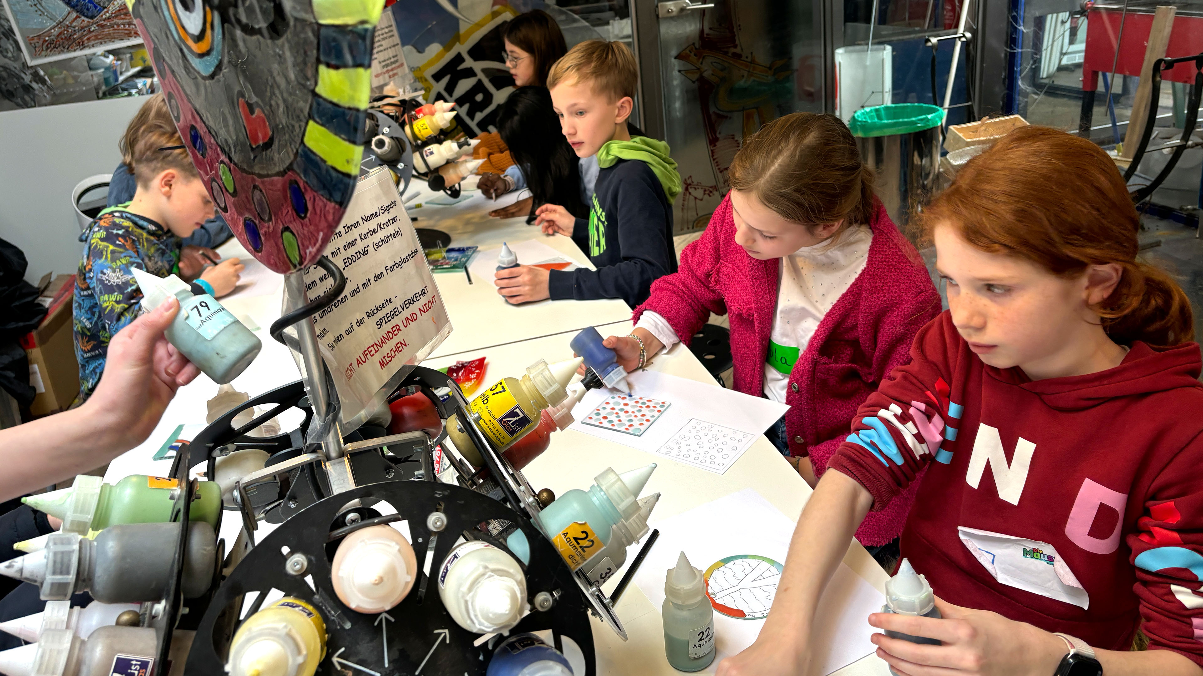 Kinder der MausKlasse aus Tönisvorst beim Glas malen in der Glaskreativwerkstatt