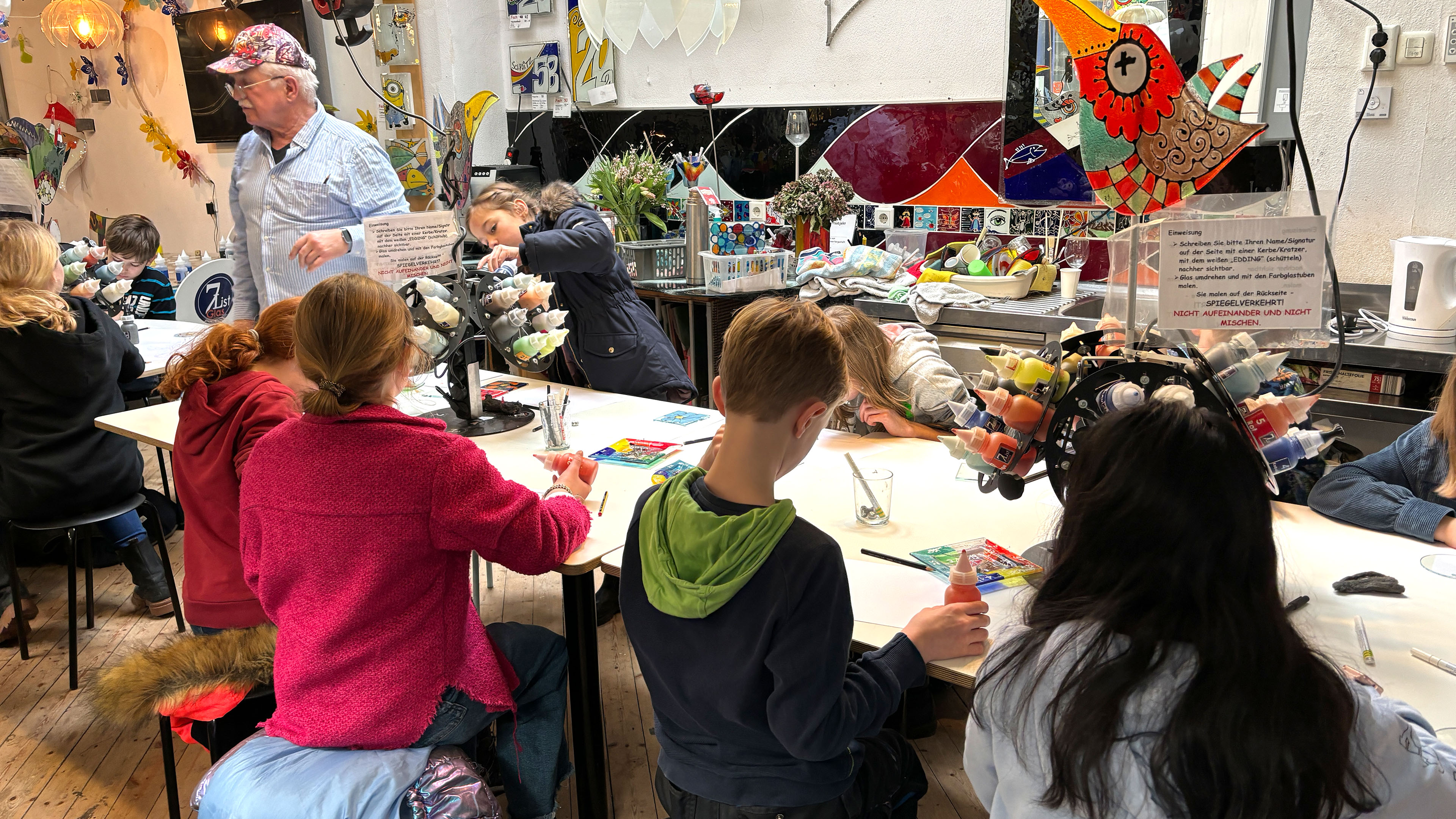 Die MausKlasse zu Besuch in der Glaskreativwerkstatt