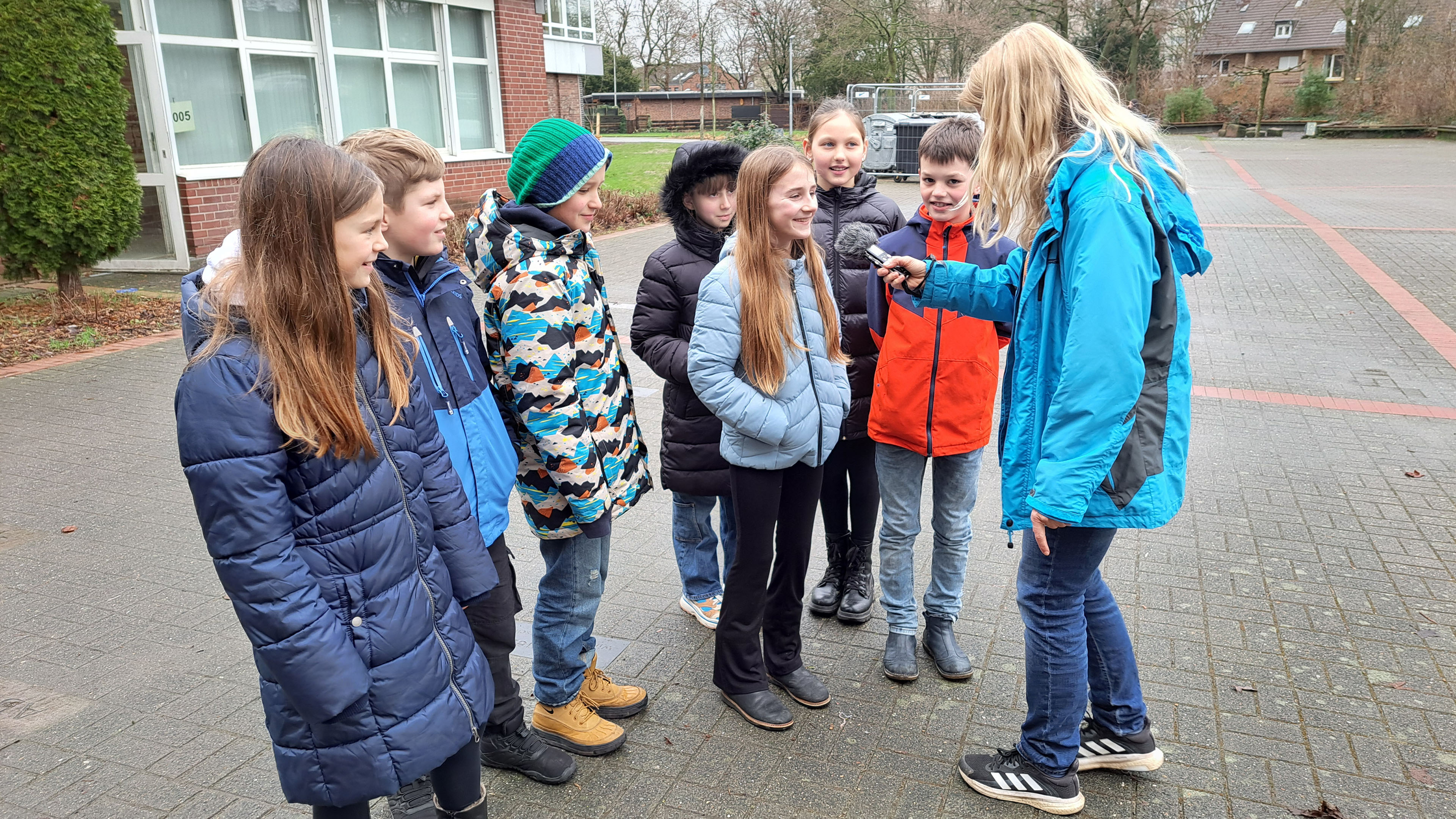 Kinder der MausKlasse aus Tönisvorst nehmen mit Mausreporterin Christina etwas für die MausLive-Sendung auf