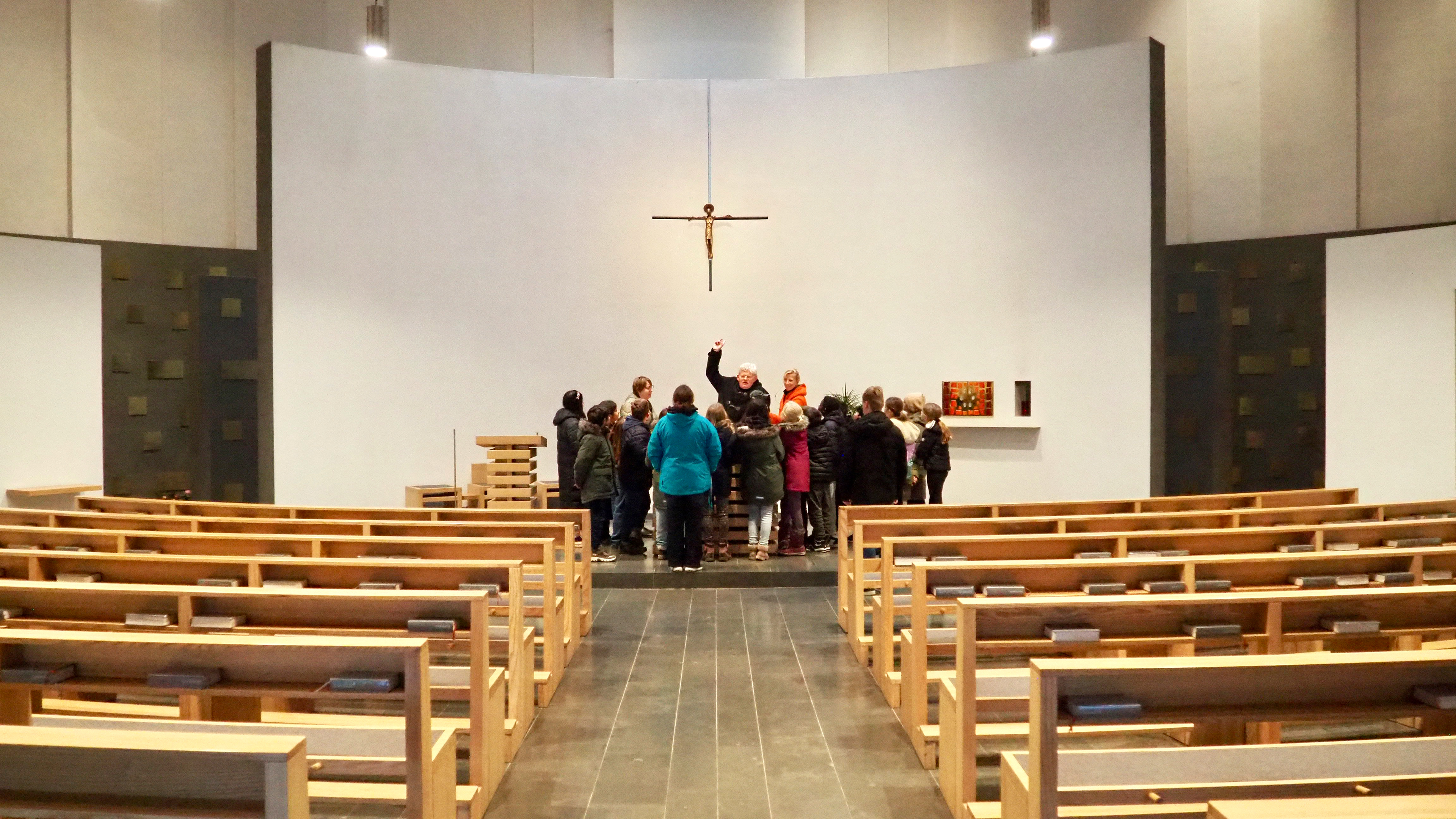 Blick in die Kolumbariumskirche Heilige Familie, in der die MausKlasse zu Besuch ist