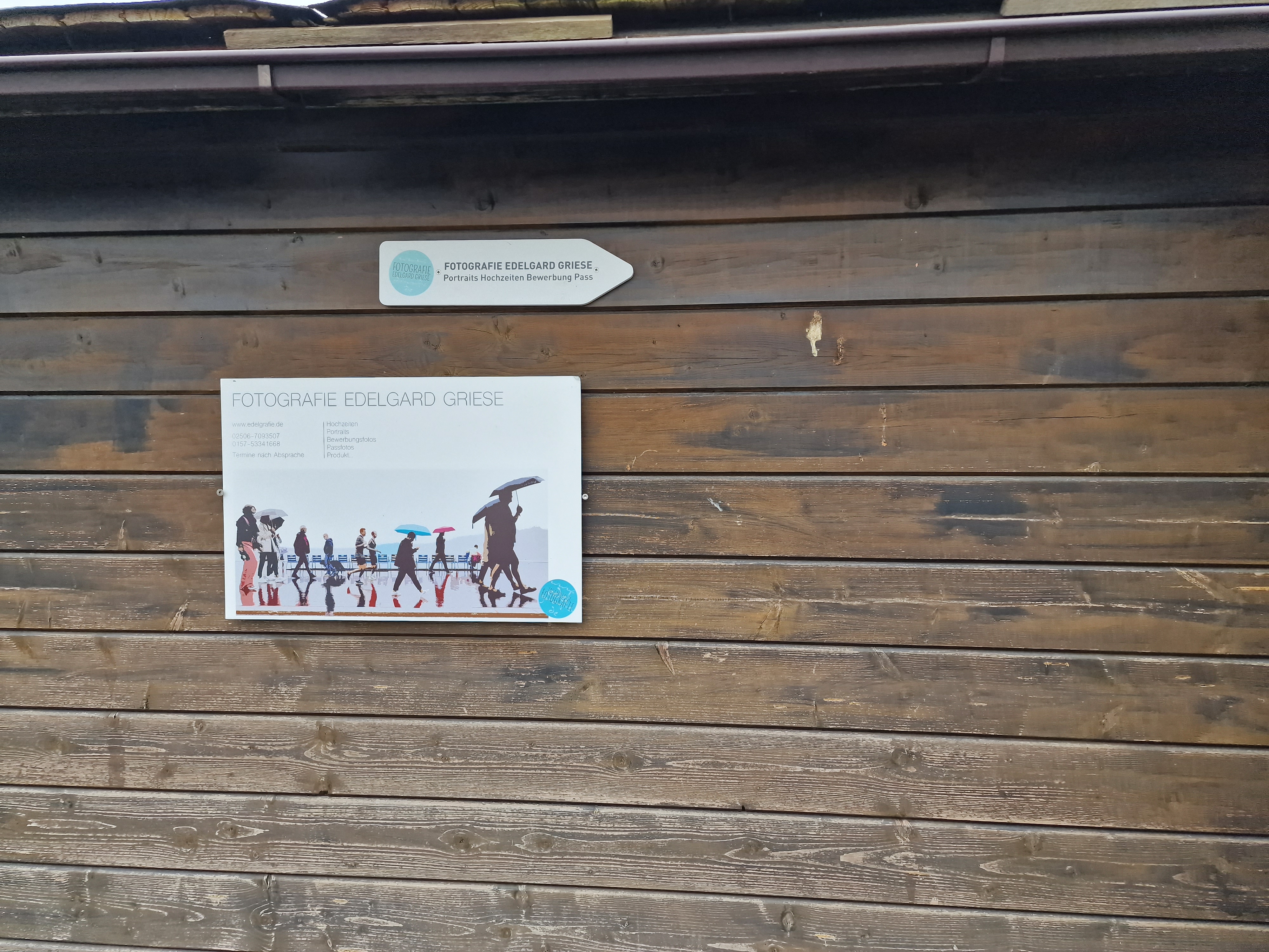 Ein Schild an einer Holzhütte.