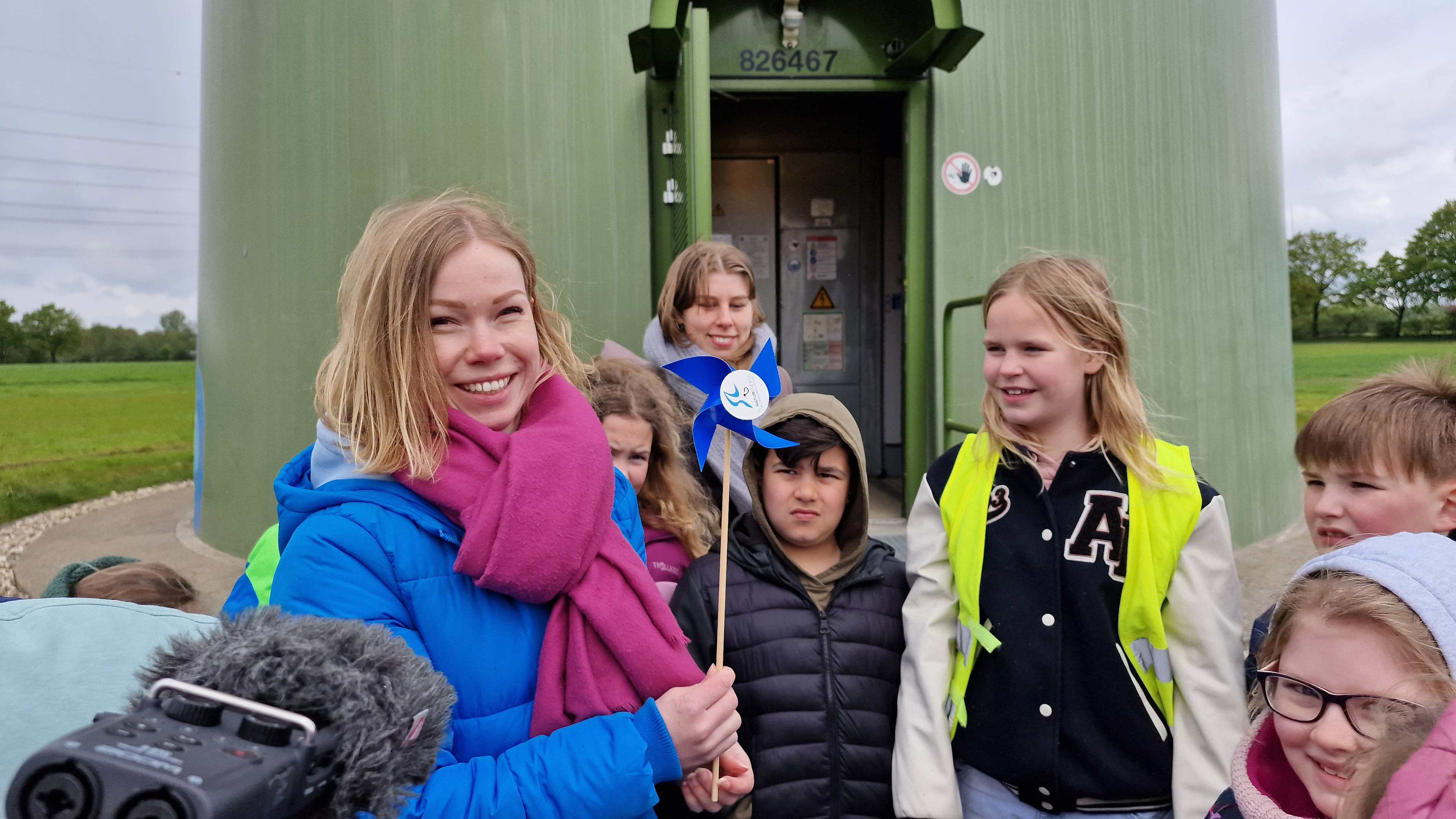 Gladbecker Mausklasse auf Reportage-Tour: Vor dem Windrad