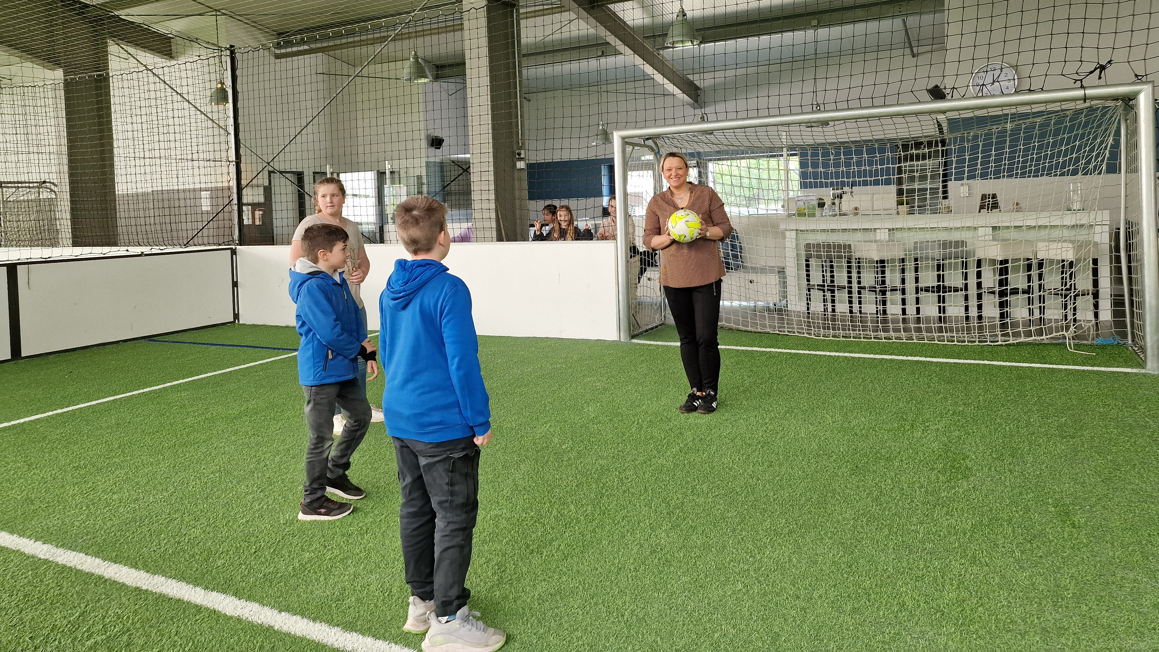 MausKlasse Merzenich beim Reportage-Ausflug in die Soccerhalle