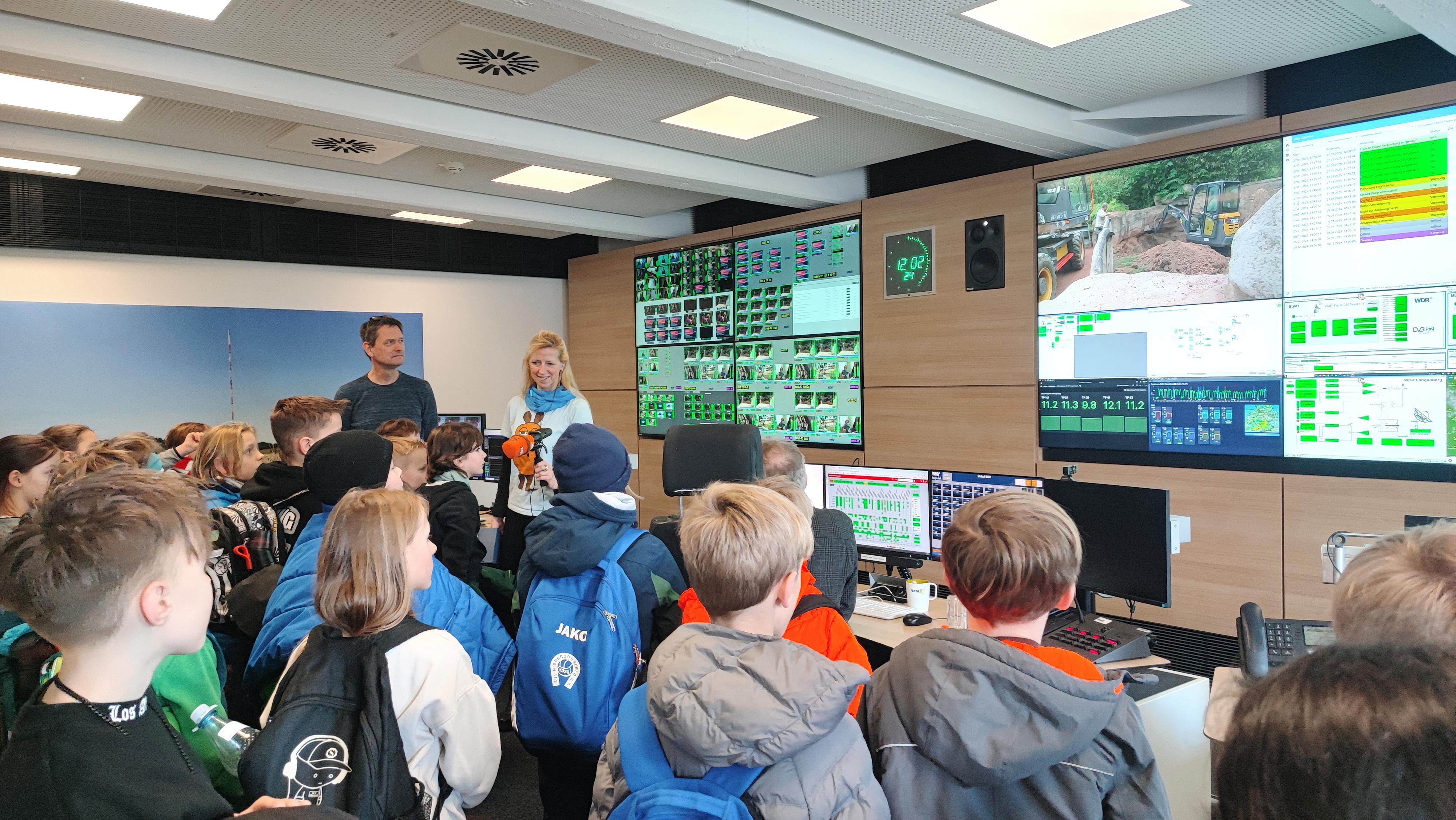 Die MausKlasse besichtigt die Betriebszentrale der Programmverbreitung