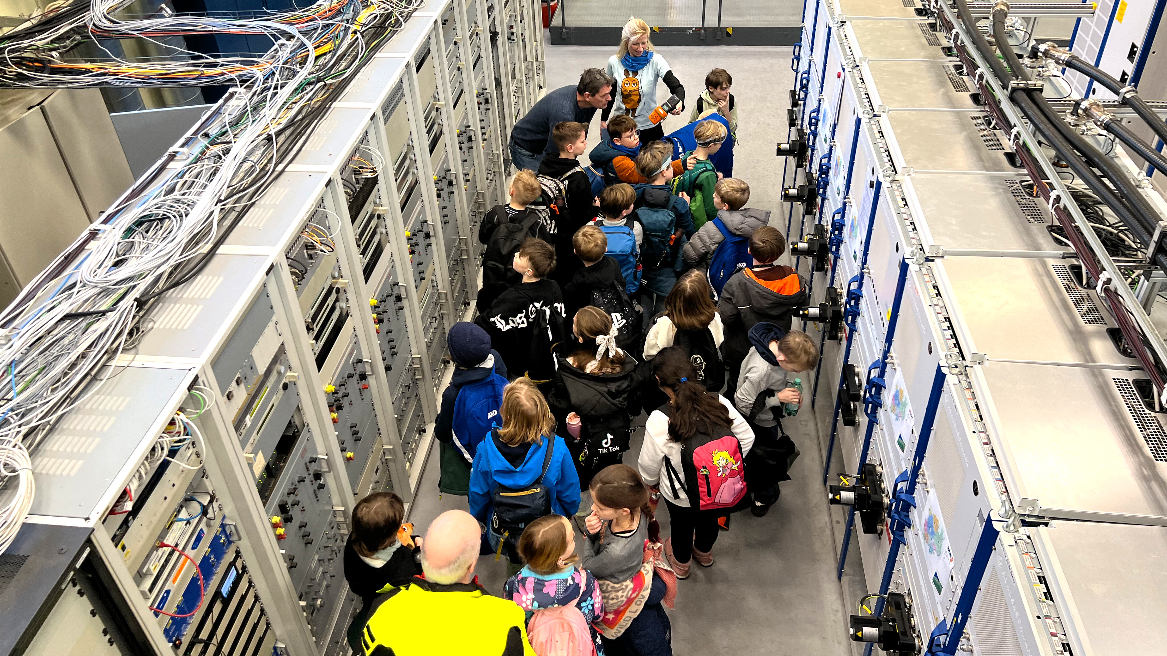 Gruppenfoto der MausKlasse in der Sendehalle