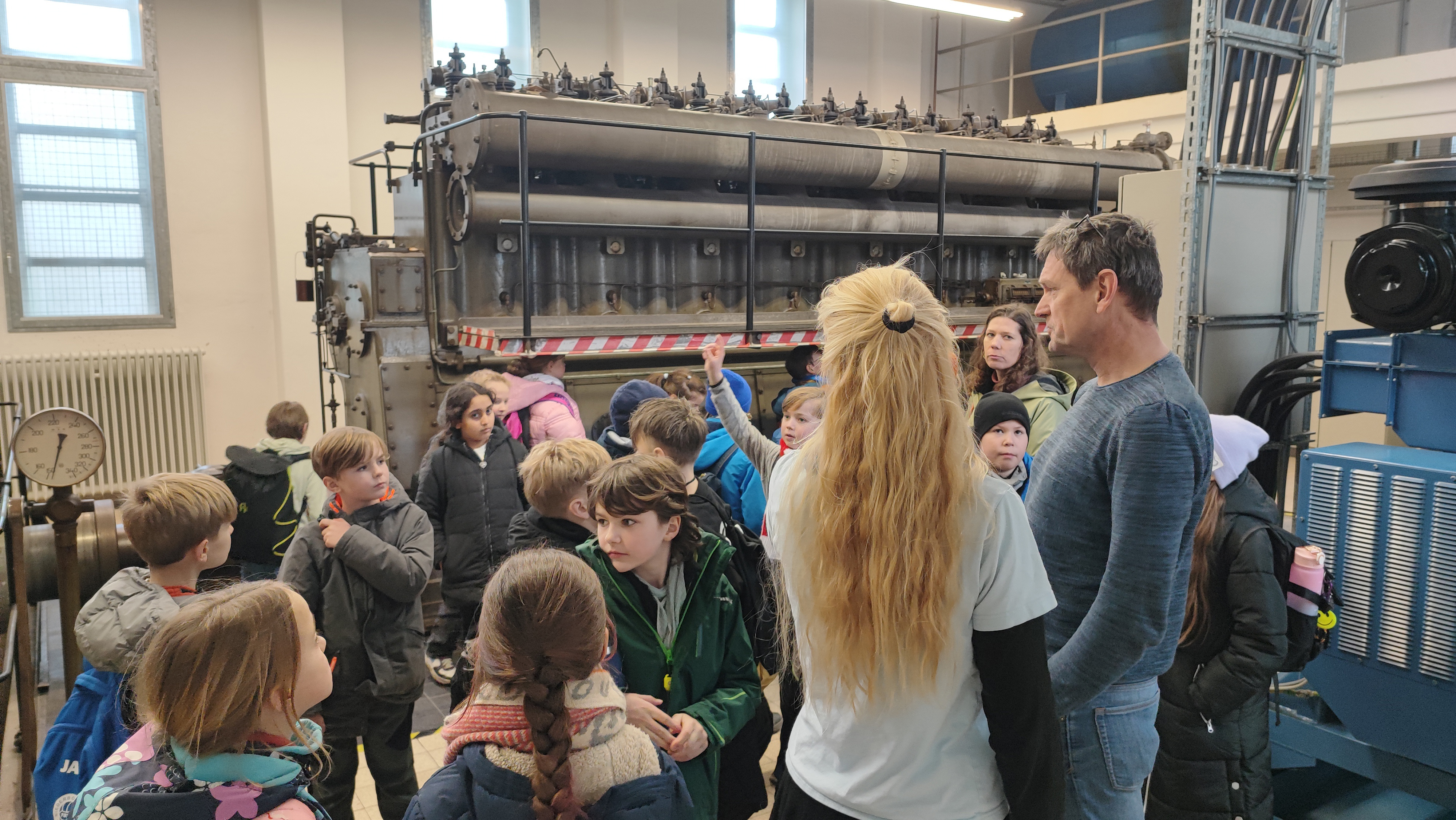 Die MausKlasse besichtigt das große Notstromaggregat in der Dieselhalle