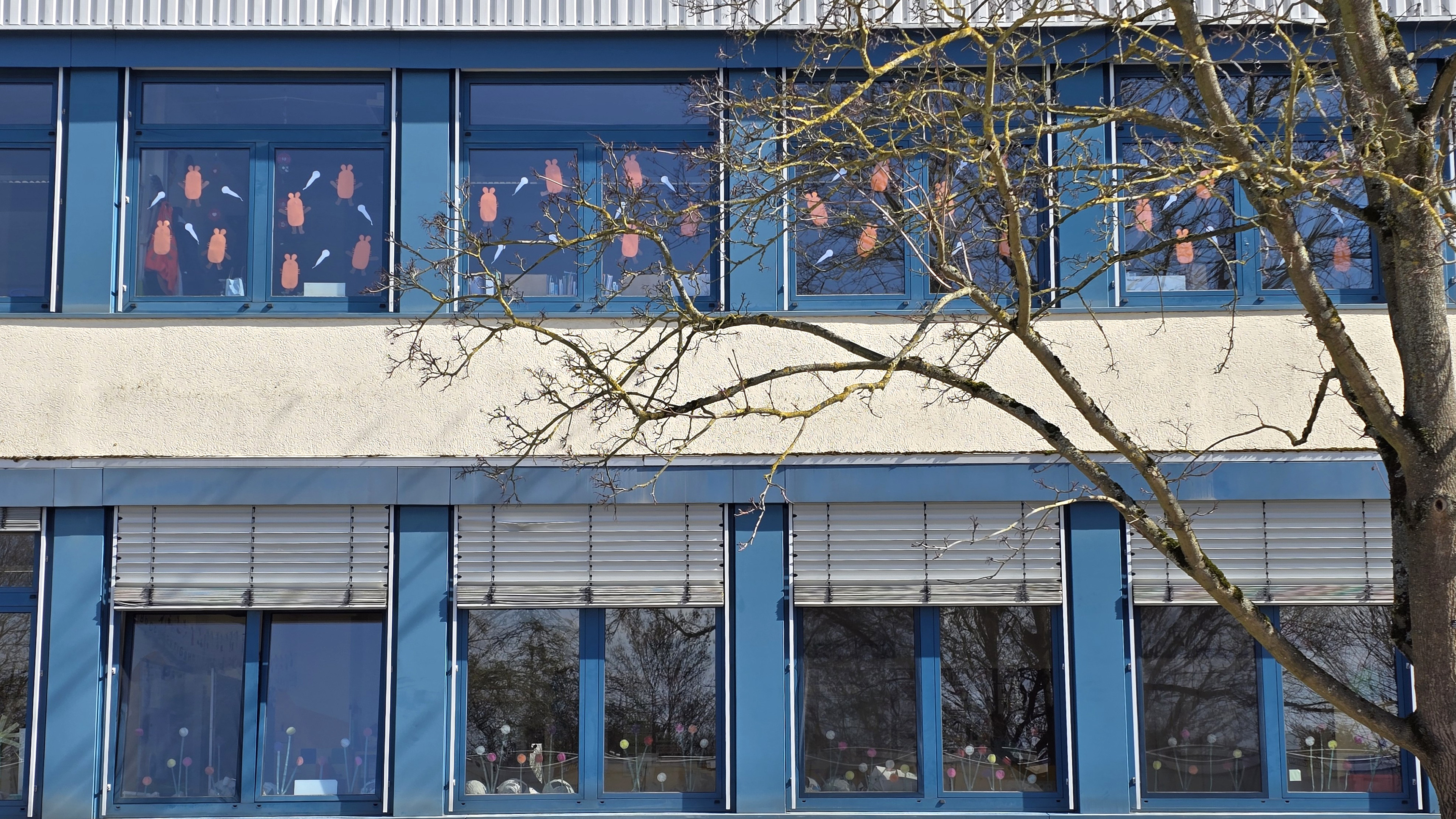 Die Fenster des Grundschulverbunds Erft-Swist sind mit Mäusen dekoriert