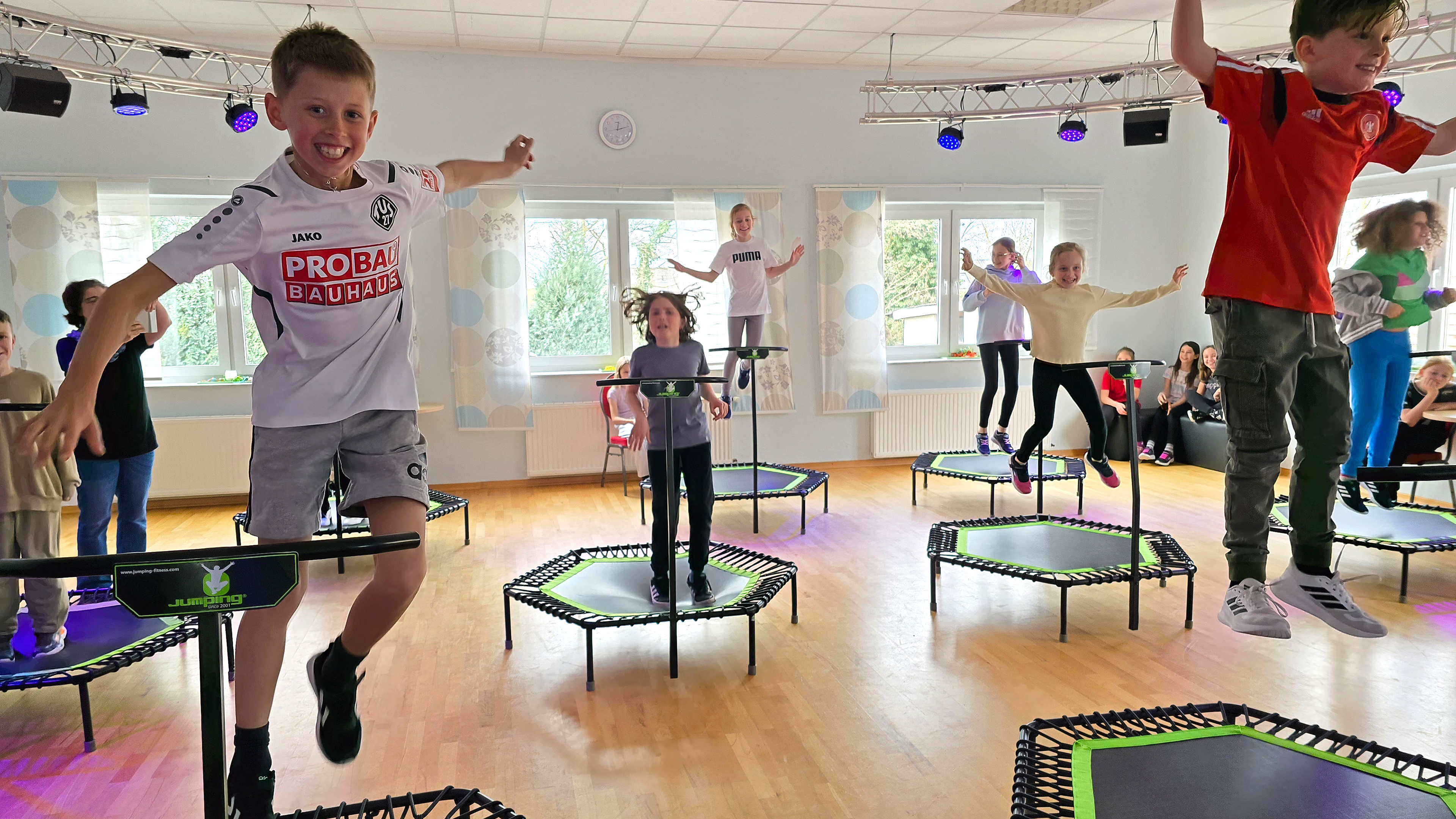 Die Kinder der MausKlasse dürfen auf den Trampolinen der Tanzschule Passion springen