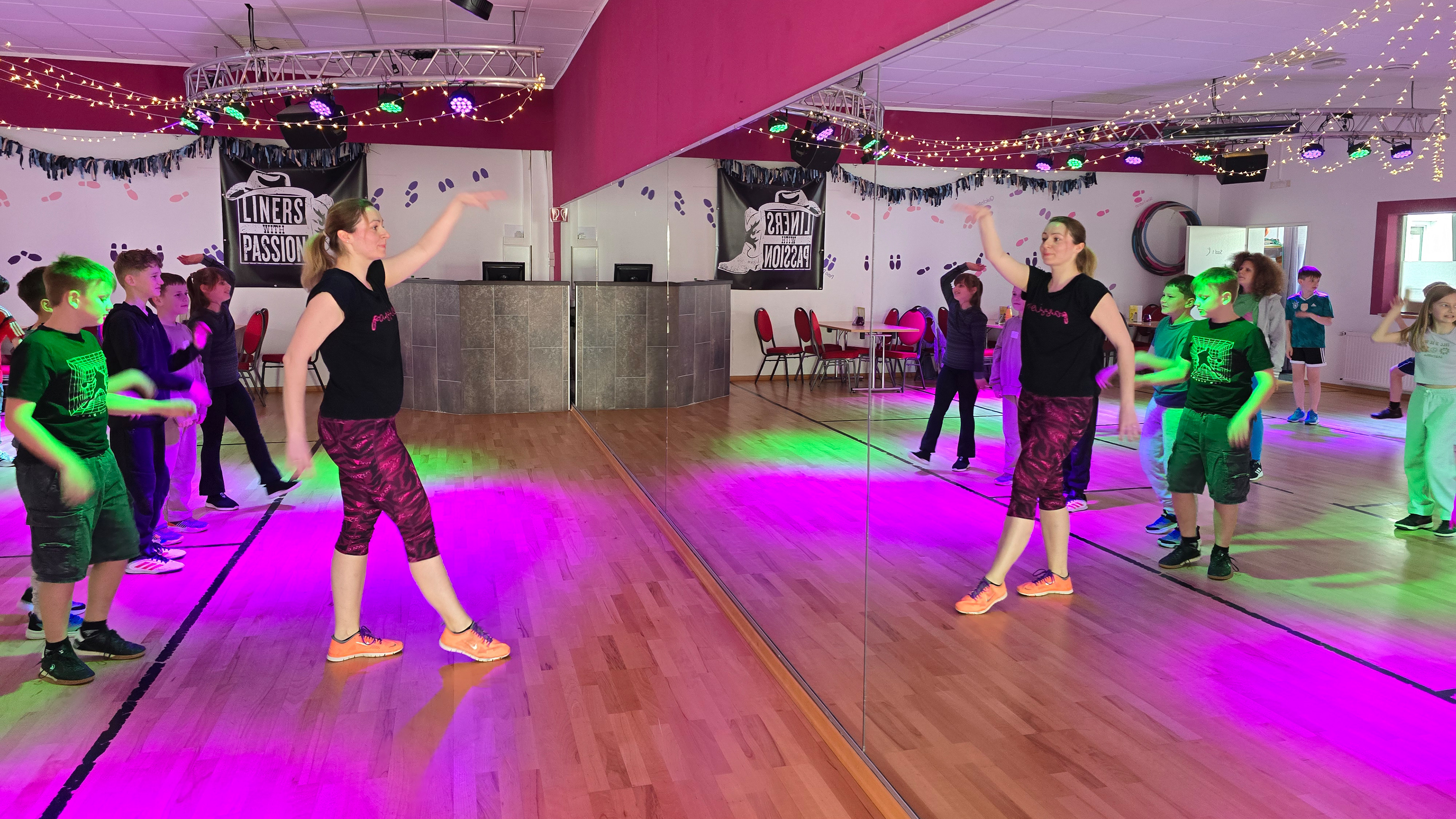 Tanzlehrerin Gina Schaefer übt mit den Kindern eine Choreographie