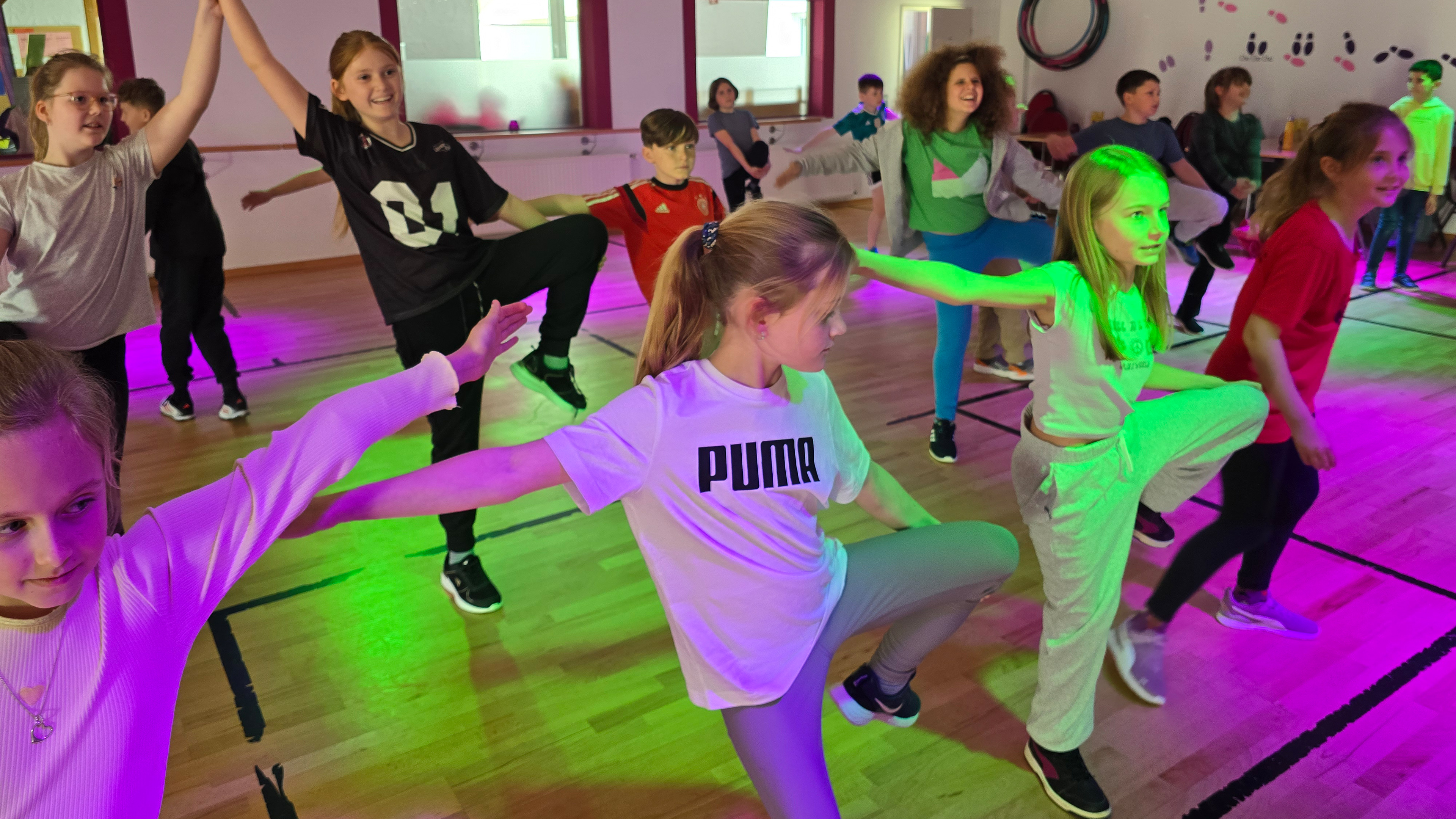 Kinder der MausKlasse machen Dehnübungen im Tanzsaal der Tanzschule Passion