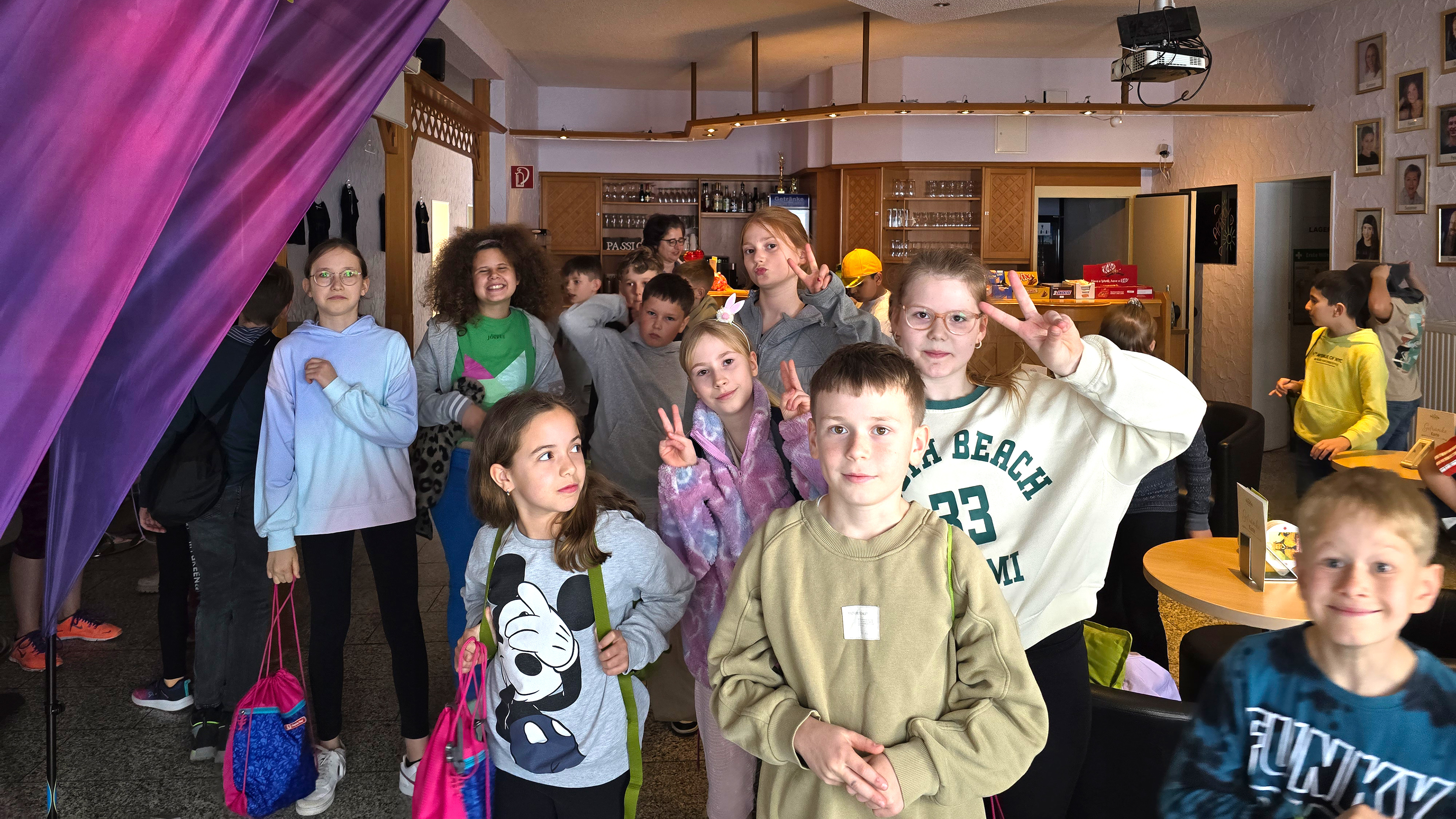 Gruppenfoto der MausKlasse im Café der Tanzschule Passion