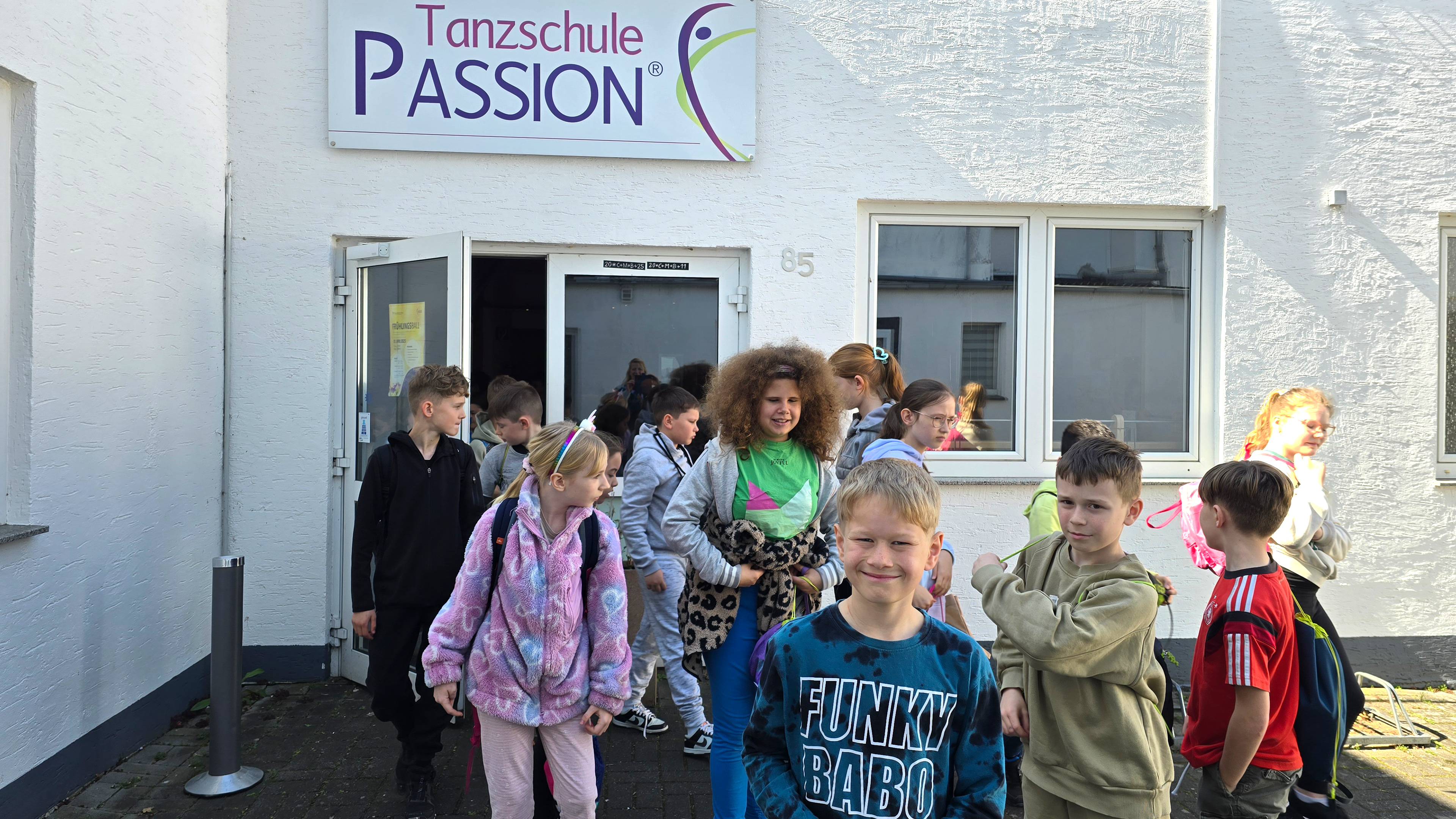 Kinder der MausKlasse vorm Eingang der Tanzschule Passion in Weilerswist