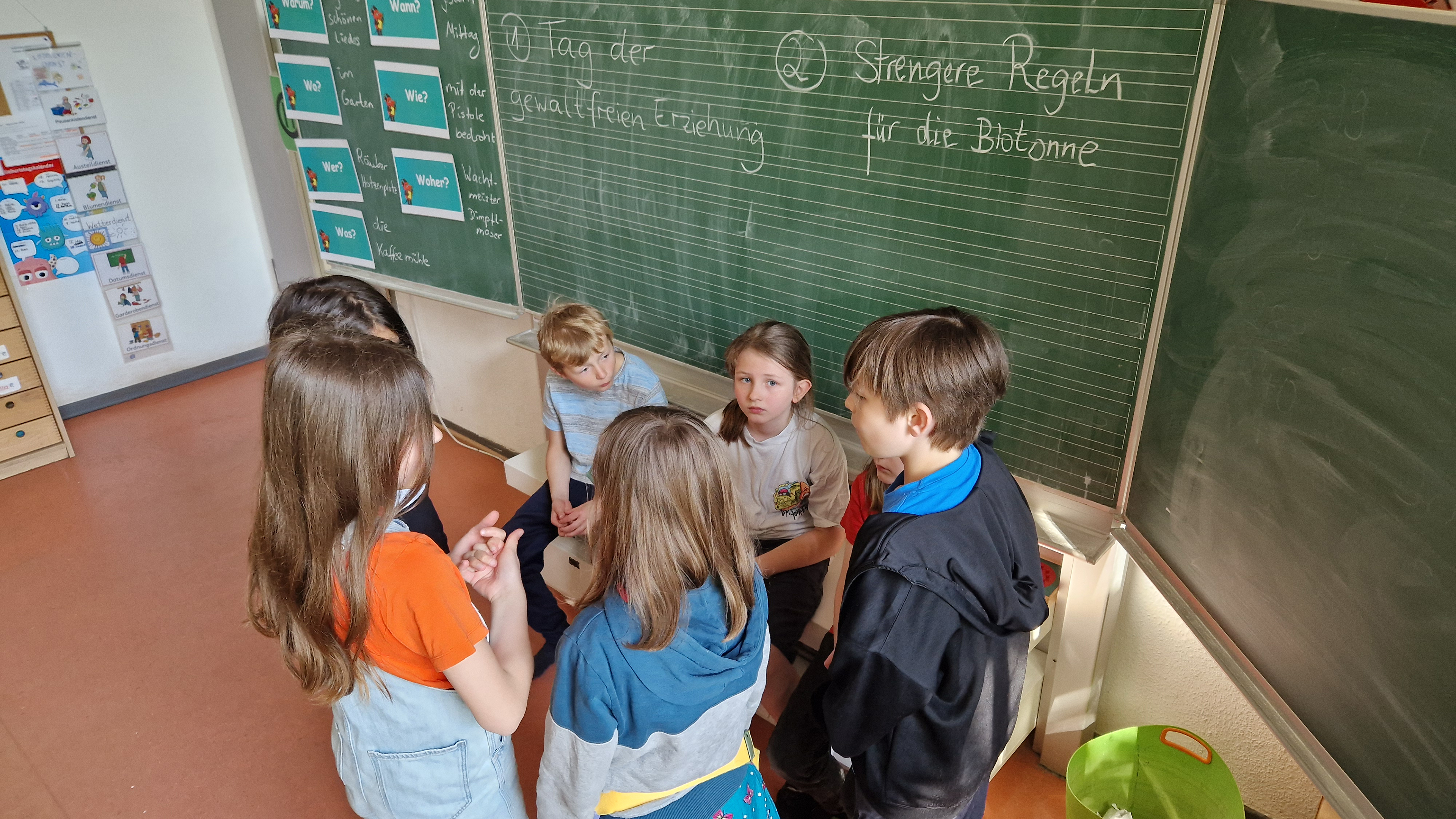 Kinder der MausKlasse beraten sich vor der Tafel
