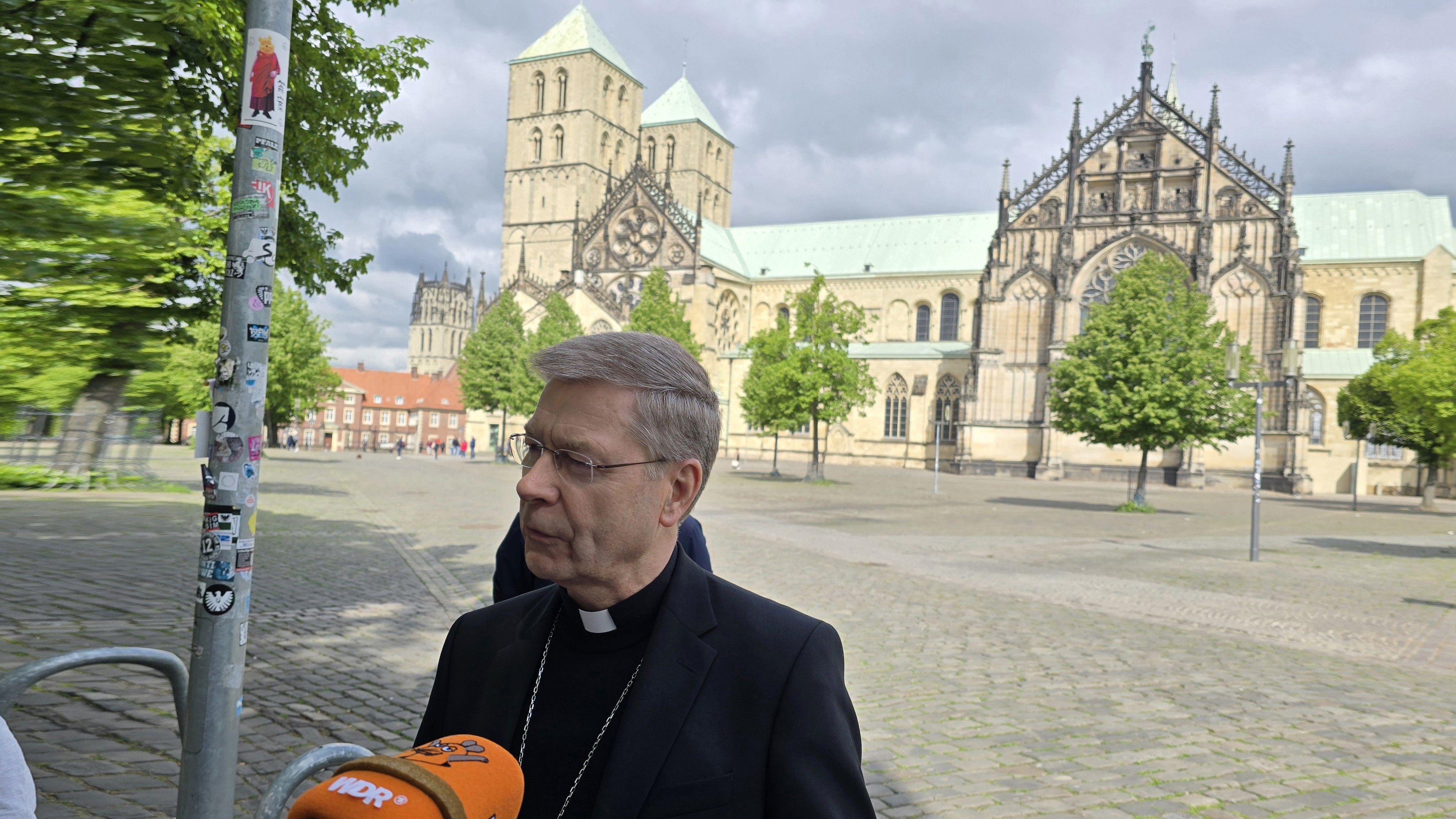 MausKlasse der Kardinal von Galen Schule trifft den Bischof am St. Paulus Dom Münster