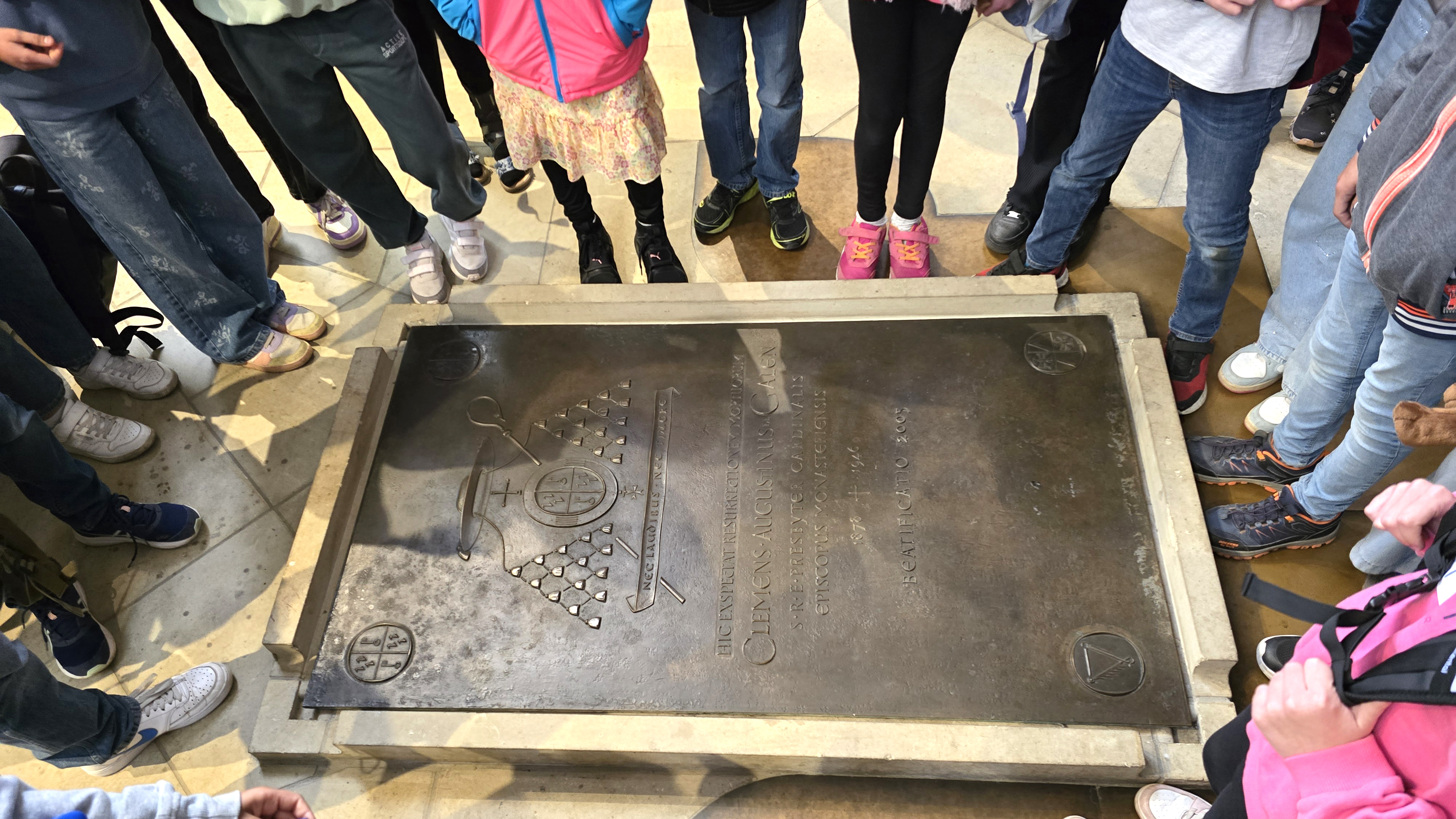 MausKlasse der Kardinal von Galen Schule auf Reportagetour am St. Paulus Dom Münster
