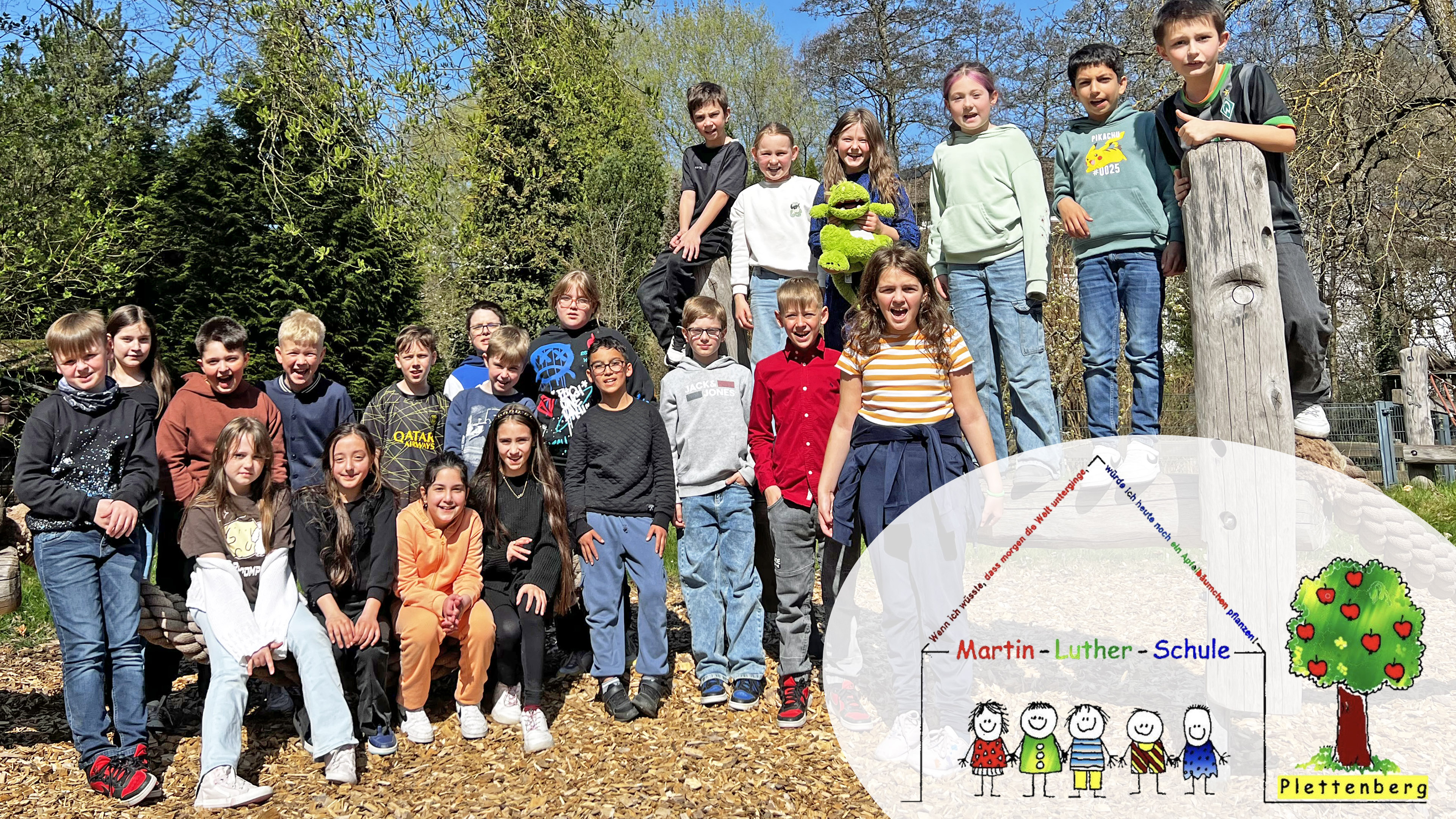 Bildrechte: Martin-Luther-Schule Plettenberg Kinder der Martin-Luther-Schule Plettenberg mit Schullogo