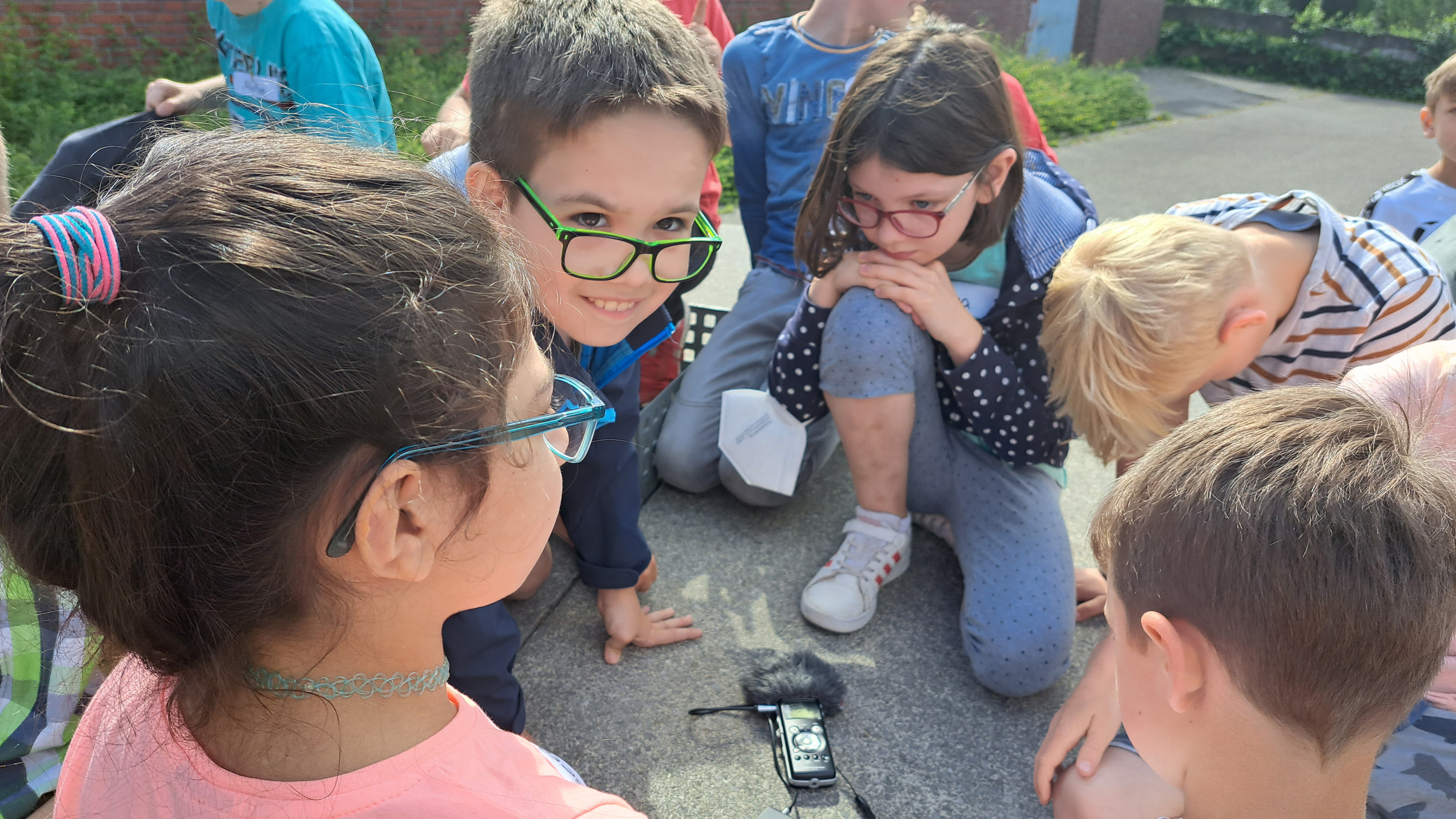 Kinder hören ihre Musikwünsche ab