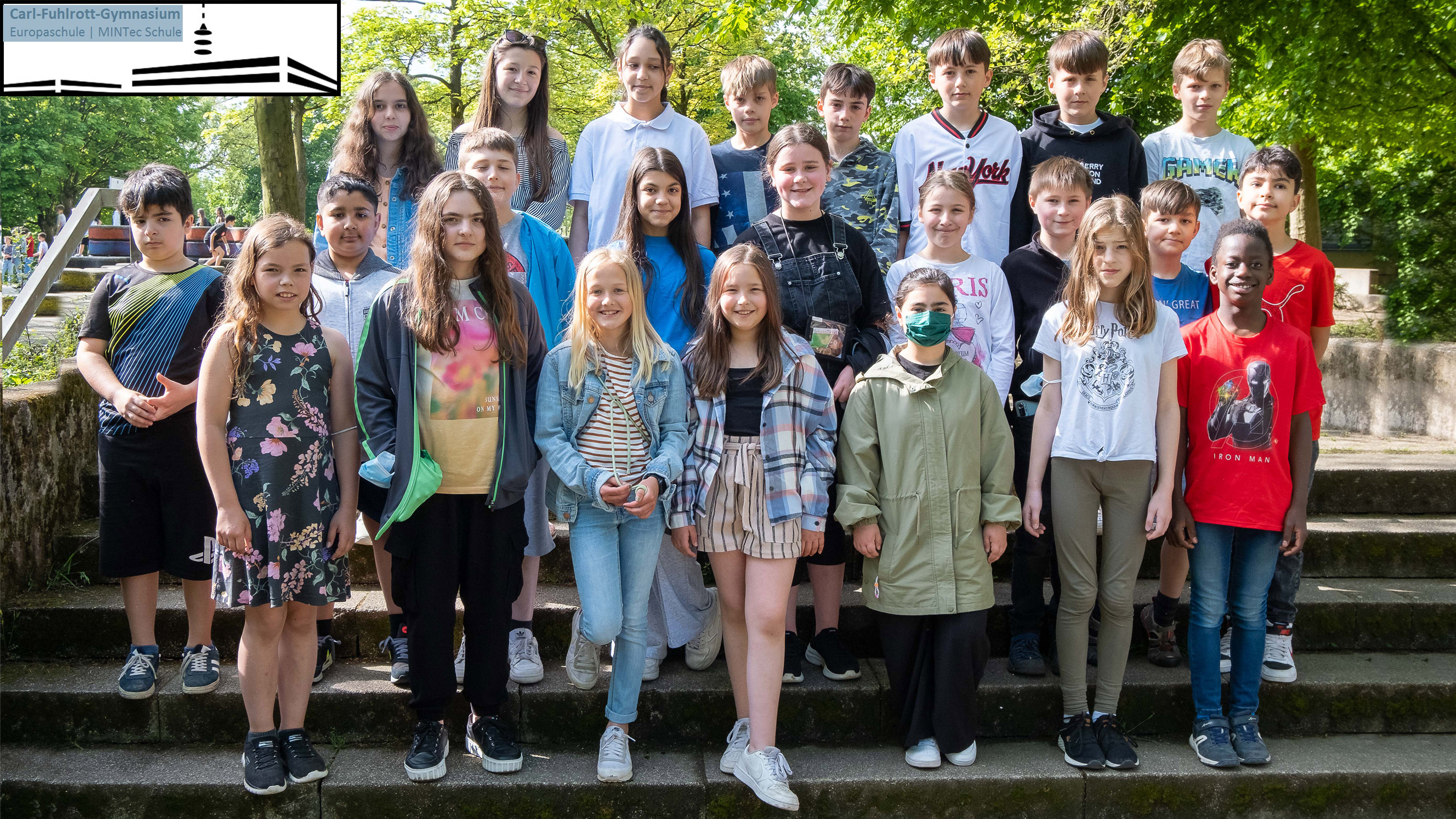 Die 5. Klasse des Carl-Fuhlrott-Gymnasiums in Wuppertal auf dem Schulhof