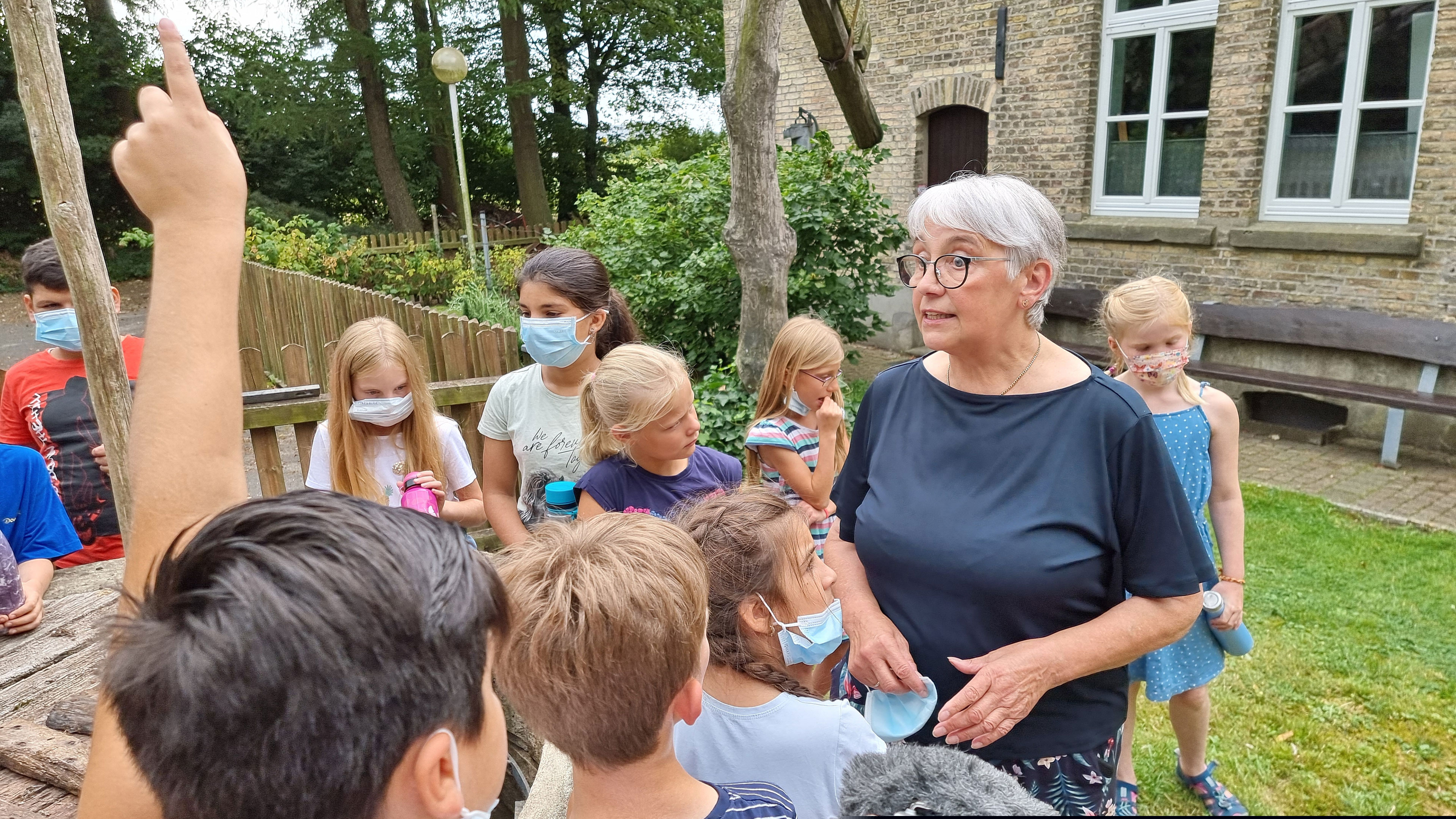 Anneget Arning begrüßte die Eisbärenklasse vor dem Sellener Landschulmuseum
