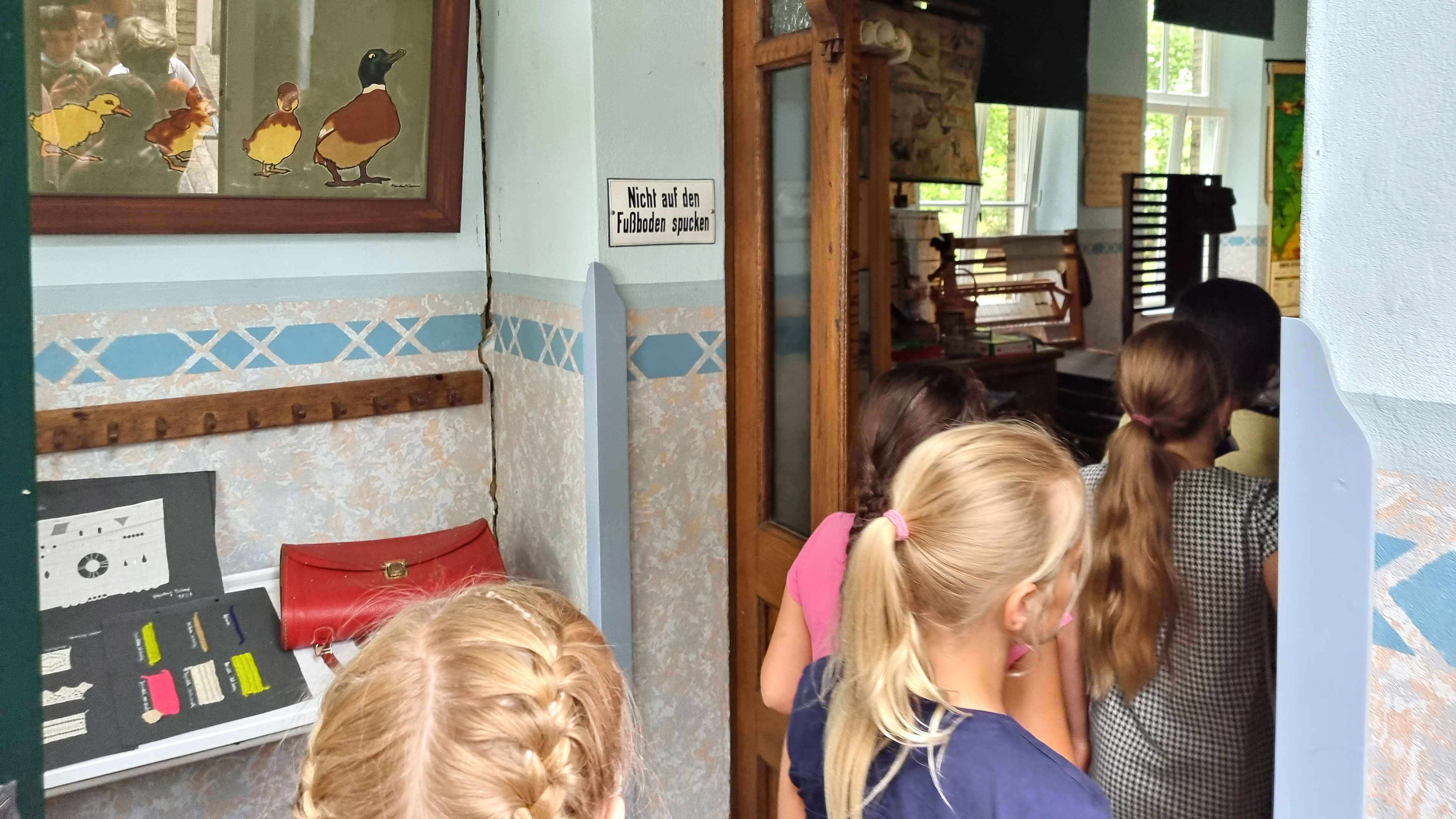 Kinder der Eisbärenklasse beim MausKlasse-Ausflug ins Sellener Landschulmuseum